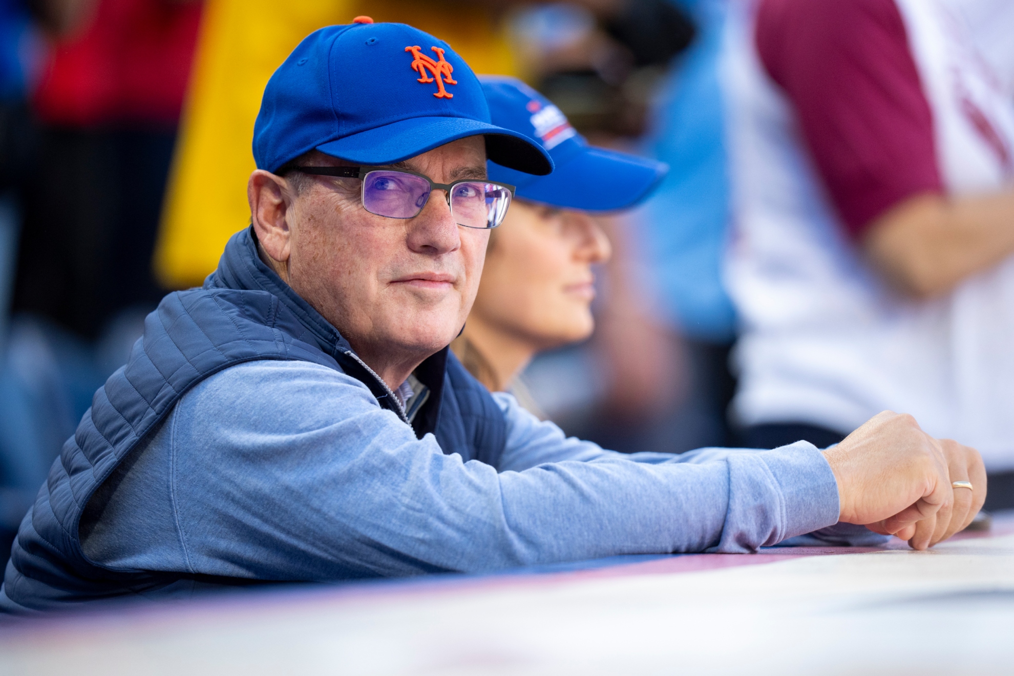 Steve Cohen, propietario de los New York Mets, presencia un partido de su equipo.