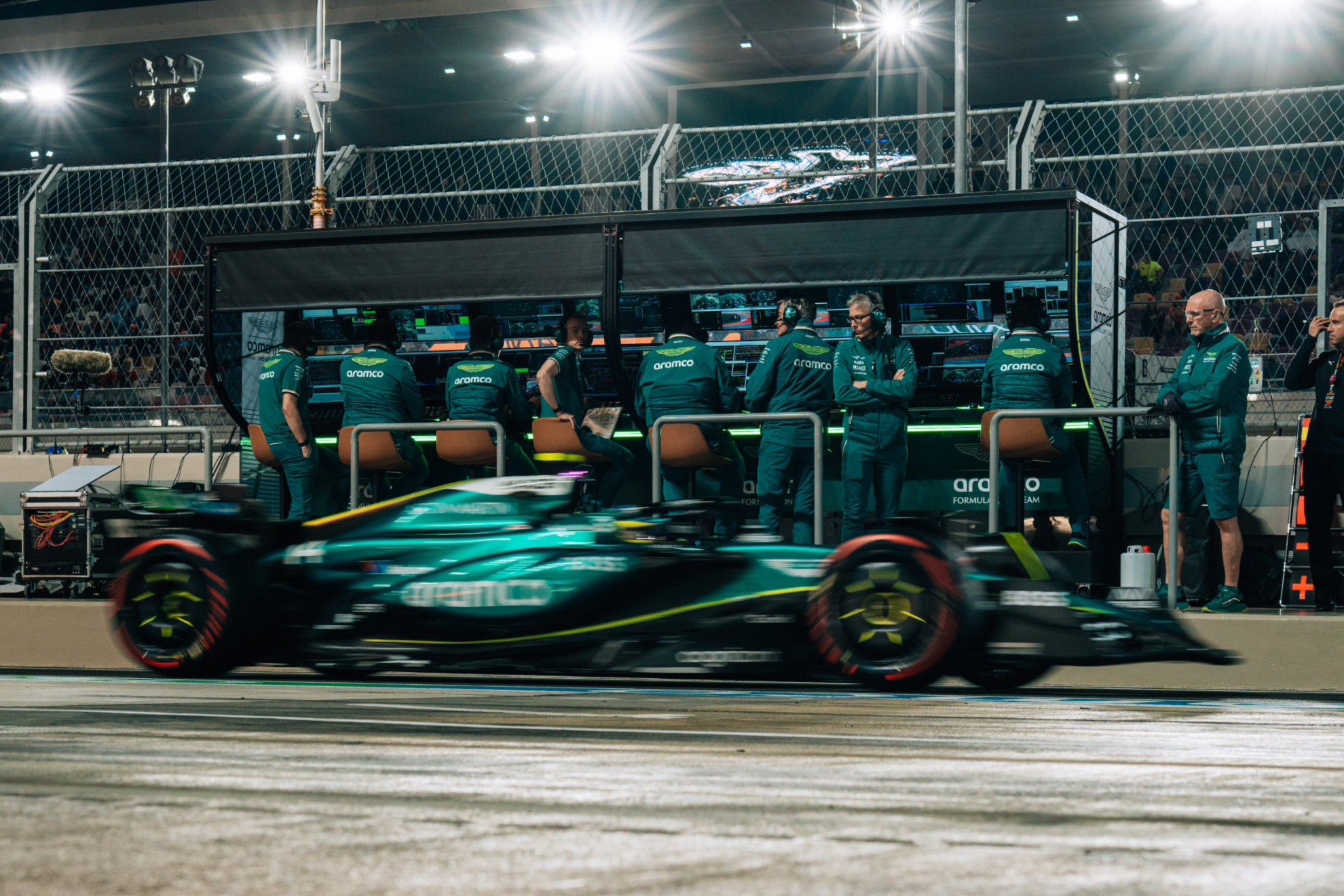 Fernando Alonso saliendo a pista en Yas Marina