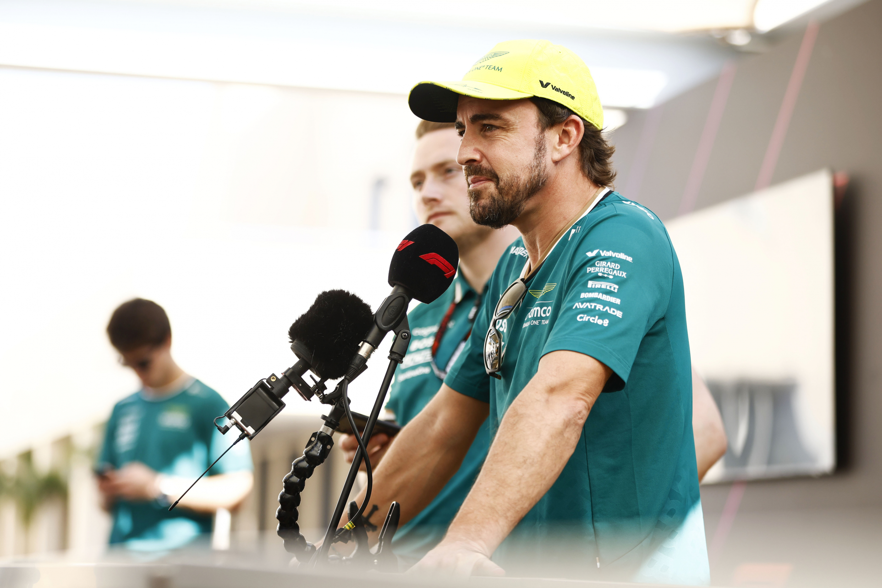 Fernando Alonso hablando con la prensa en Abu Dhabi