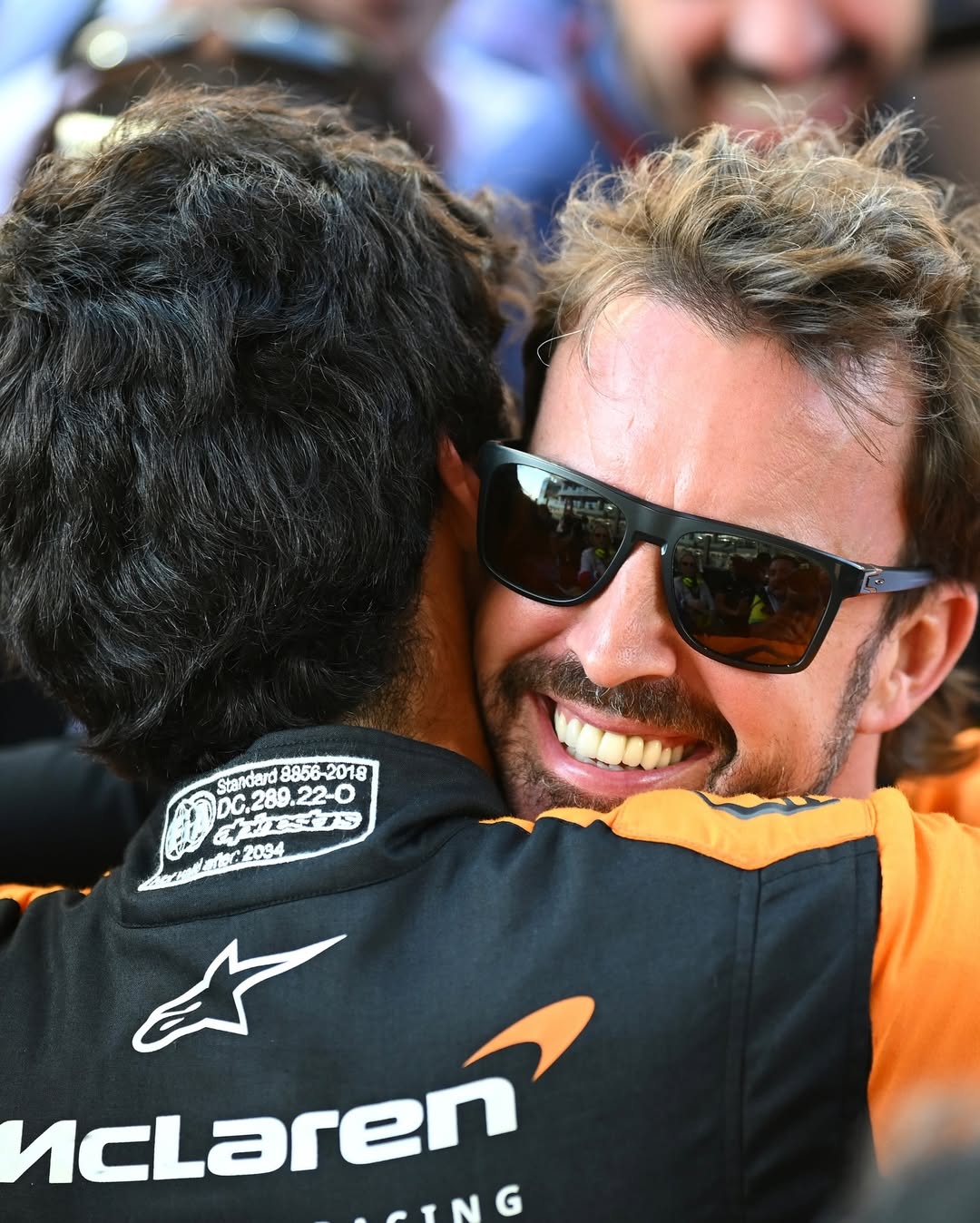 Fernando Alonso fundiéndose en un abrazo con Gabriel Bortoleto, tras ganar el título de F2