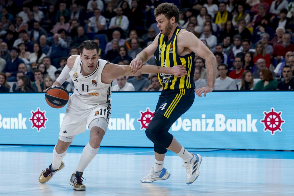 MADRID, 12/05/2024.- Real Madrid's Croatian forward Mario Hezonja (i) tries to beat Nicolò Melli, from Fenerbahce, during the matchday 14 of the EuroLeague that Real Madrid and Fenerbahce are playing this Thursday in Madrid. EFE/Juanjo Martín