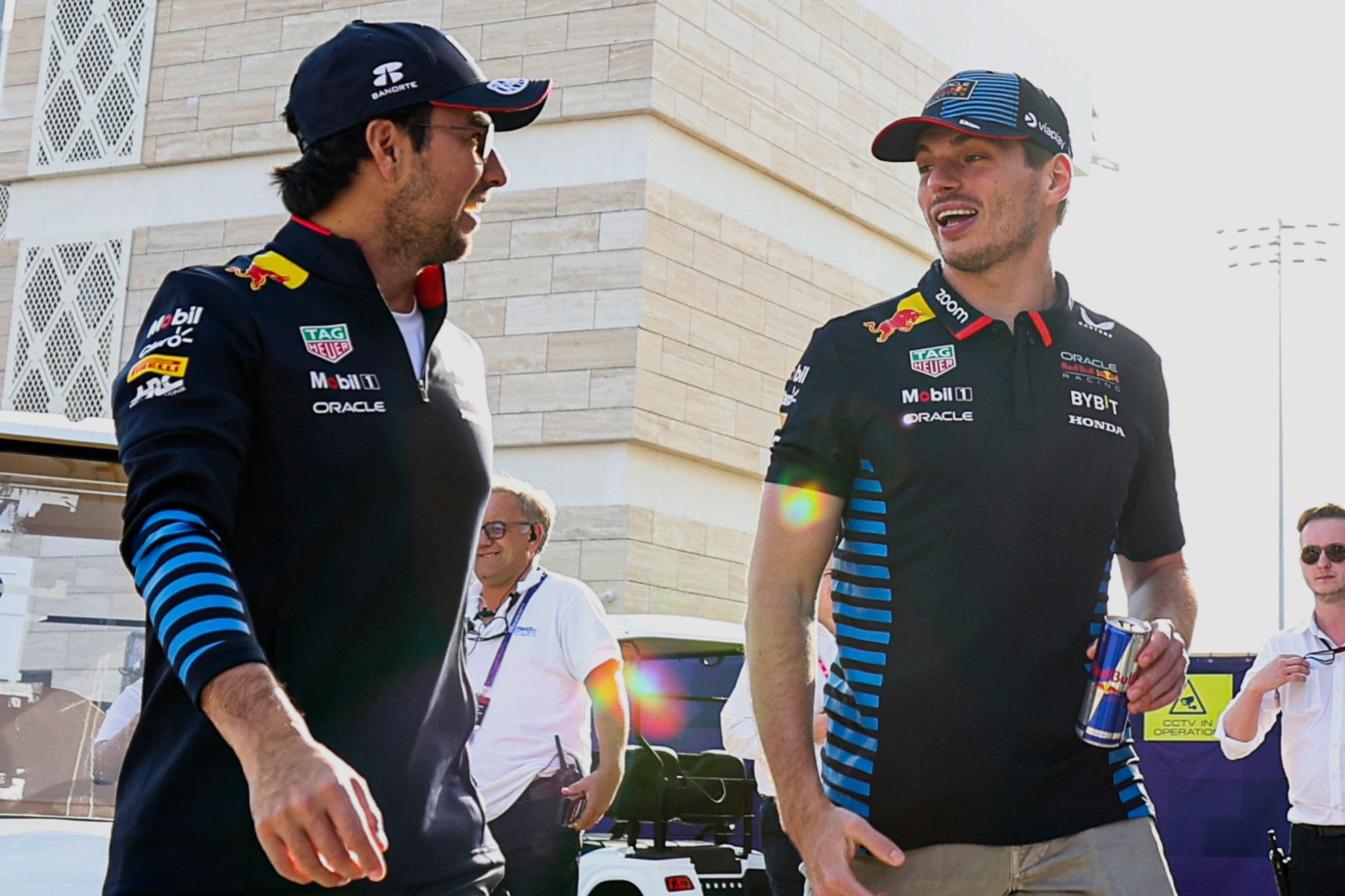 Max Verstappen charlando con Checo Pérez en Abu Dhabi