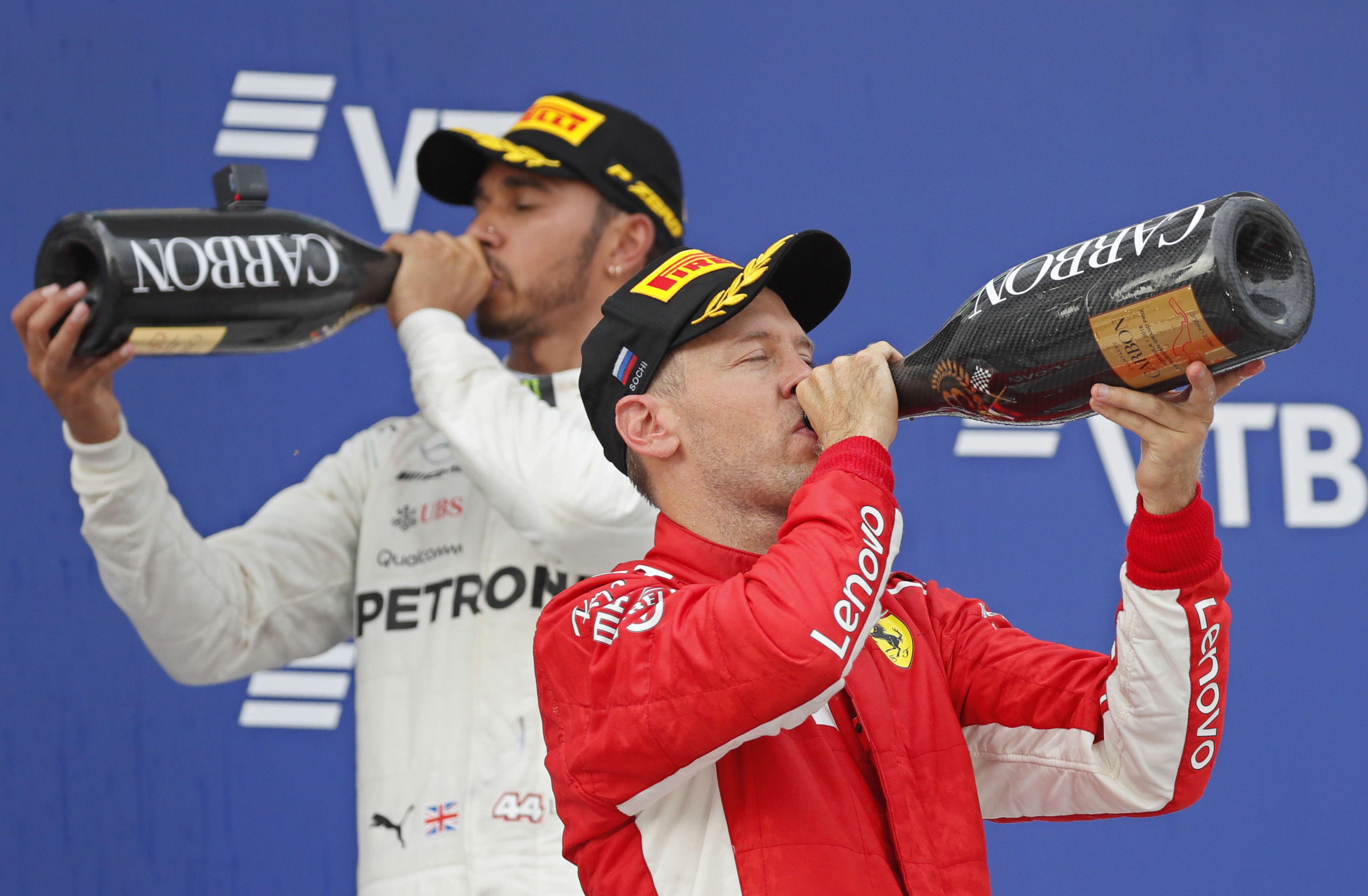 Lewis Hamilton y Sebastian Vettel celebrando en el podio de Rusia en 2018