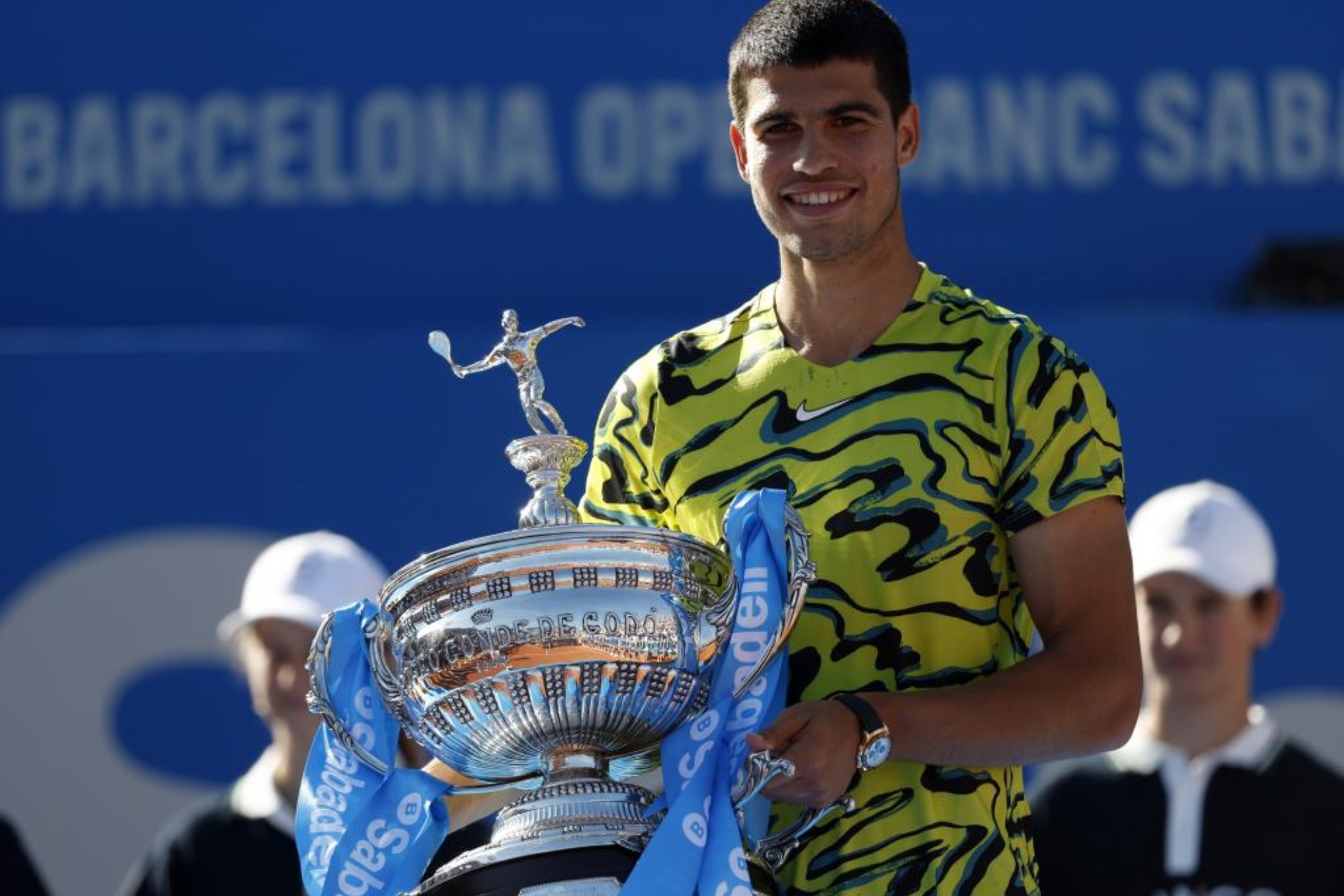 Carlos Alcaraz, con el trofeo del Godó 2023