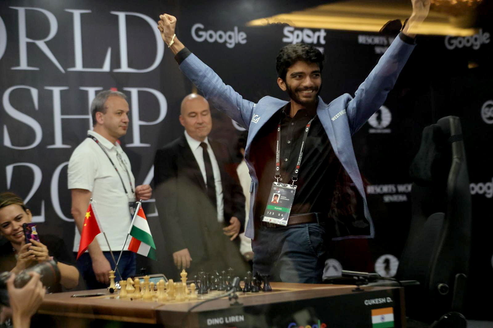 Gukesh celebra con los brazos en alto tras consumarse su triunfo en el Mundial.