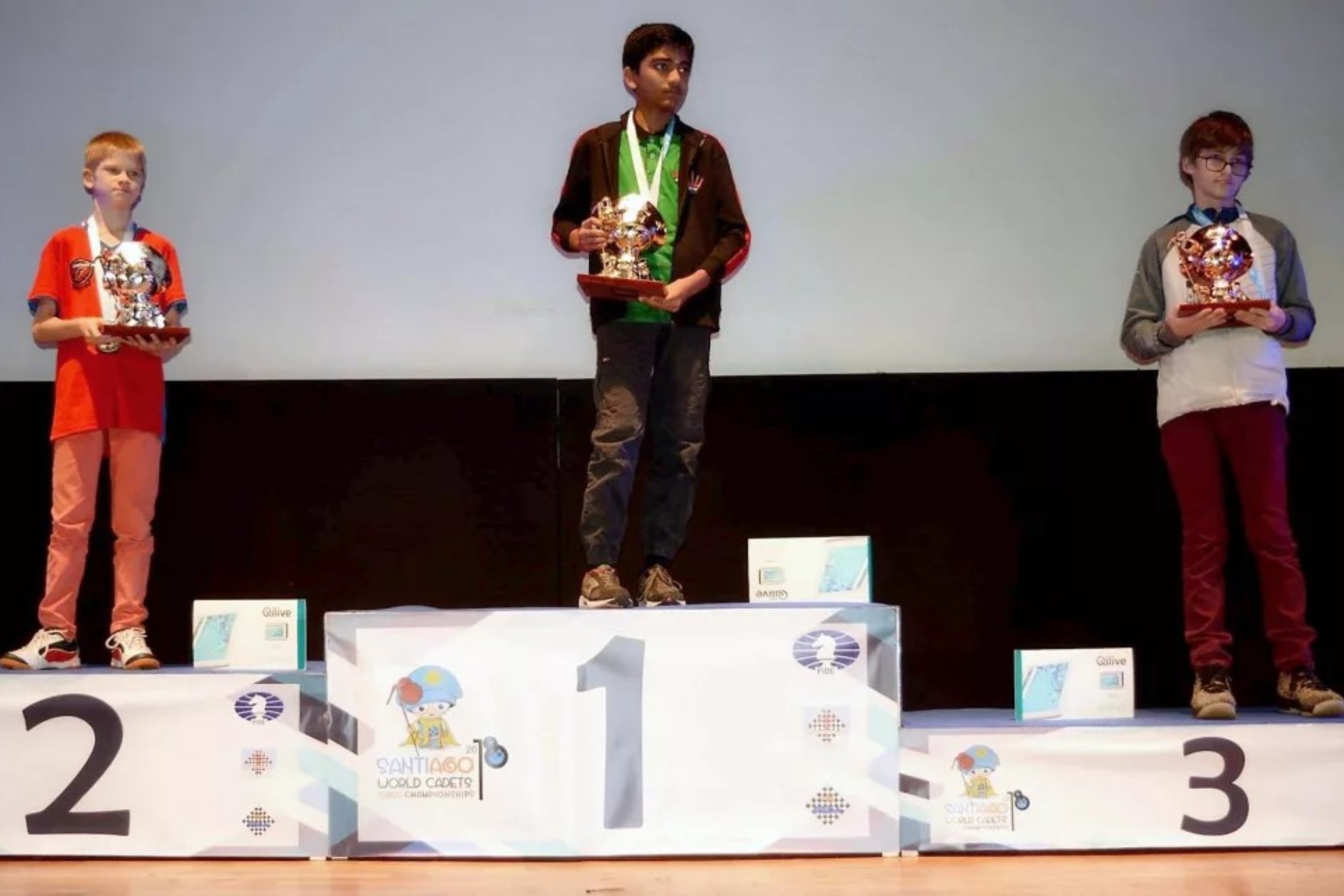 Gukesh, con 12 años, en lo más alto del podio en un torneo en Santiago.