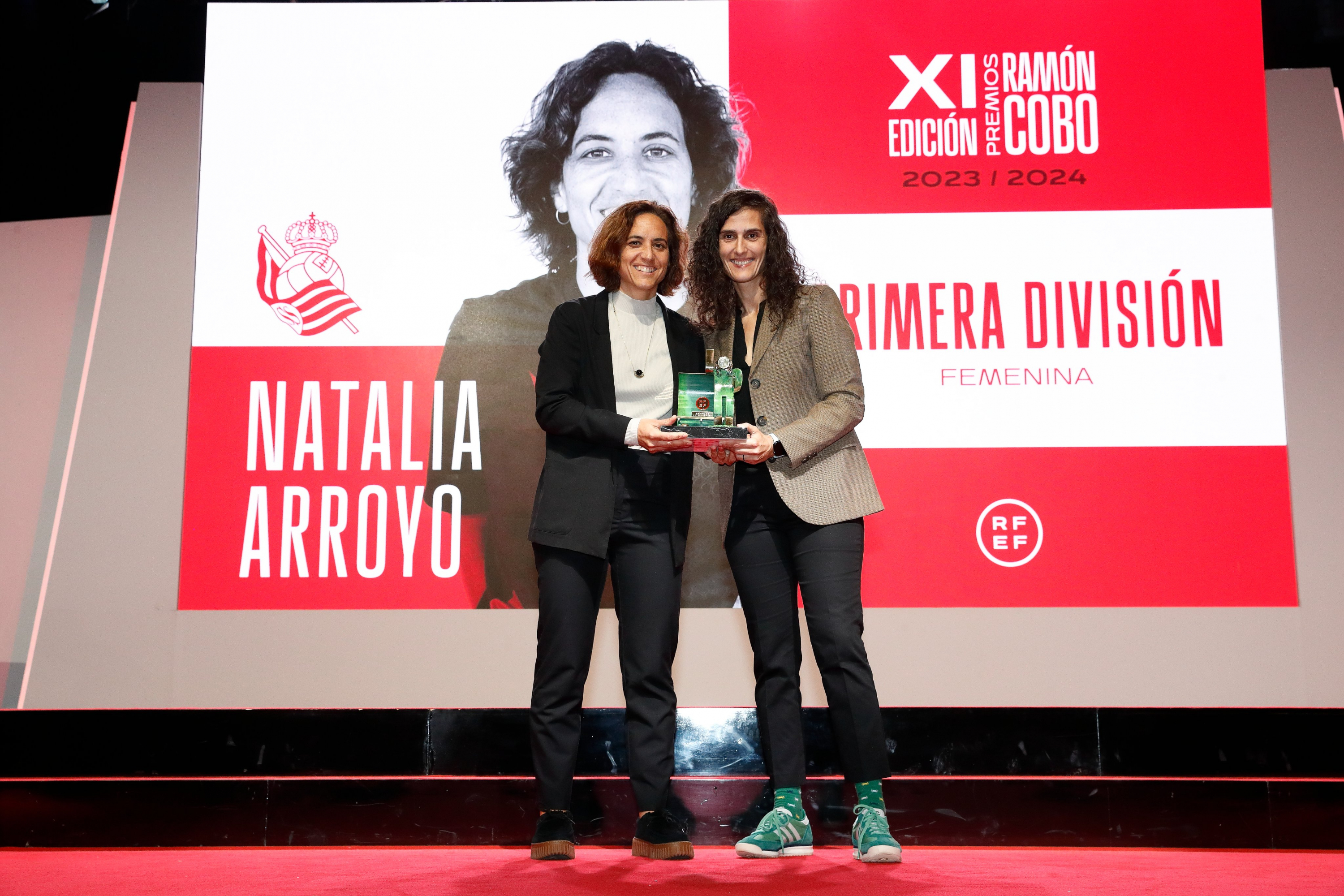 Natalia Arroyo receives the Ramón Cobo Award from Montse Tomé