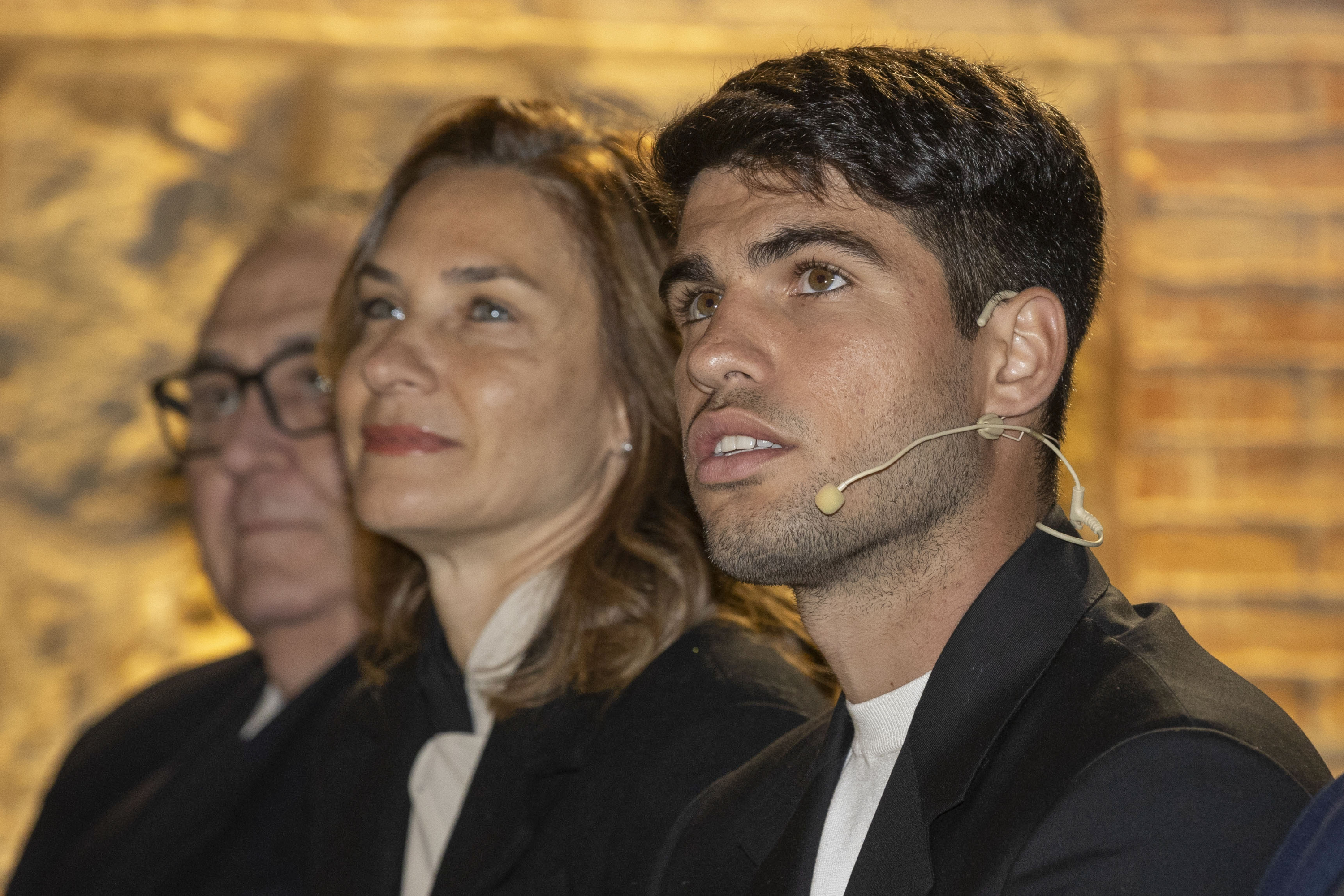 MURCIA, 13/12/2024.- ·El tenista Carlos Alcaraz y su madre, Virgina, durante la inauguración de la exposición de trofeos, raquetas, equipaciones y otros objetos personales que han marcado la vida del tenista murciano que se exponen hoy viernes en la Cárcel Vieja de Murcia en la muestra "Los pies en la tierra". EFE/Marcial Guillén.