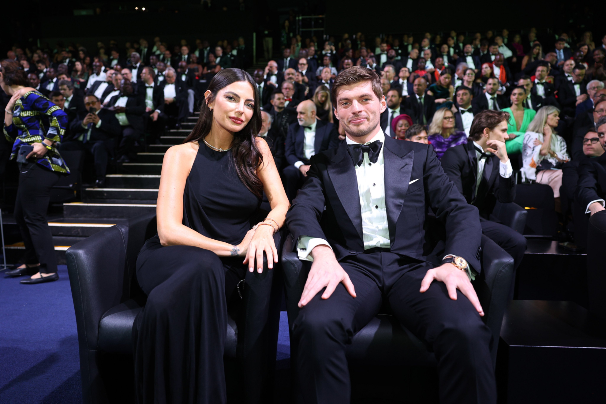 Verstappen, junto a su pareja Kelly Piquet, antes de recibir su galardón.