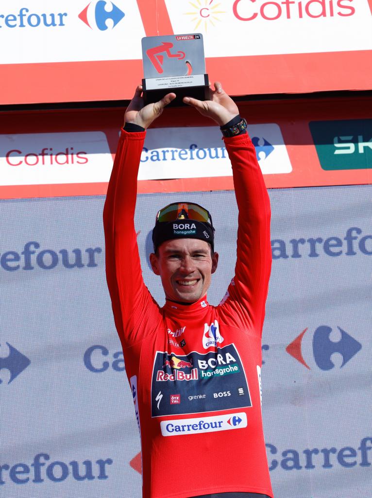 Primoz Roglic en el podio con el maillot de líder de la clasificación general tras la 19 etapa de la Vuelta a España 2024