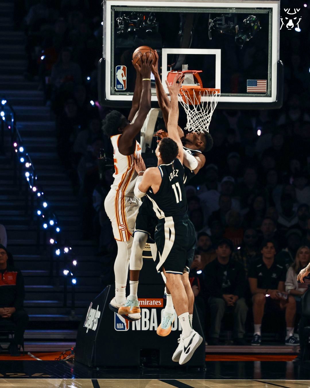 Tapón de Antetokounmpo a Capela.