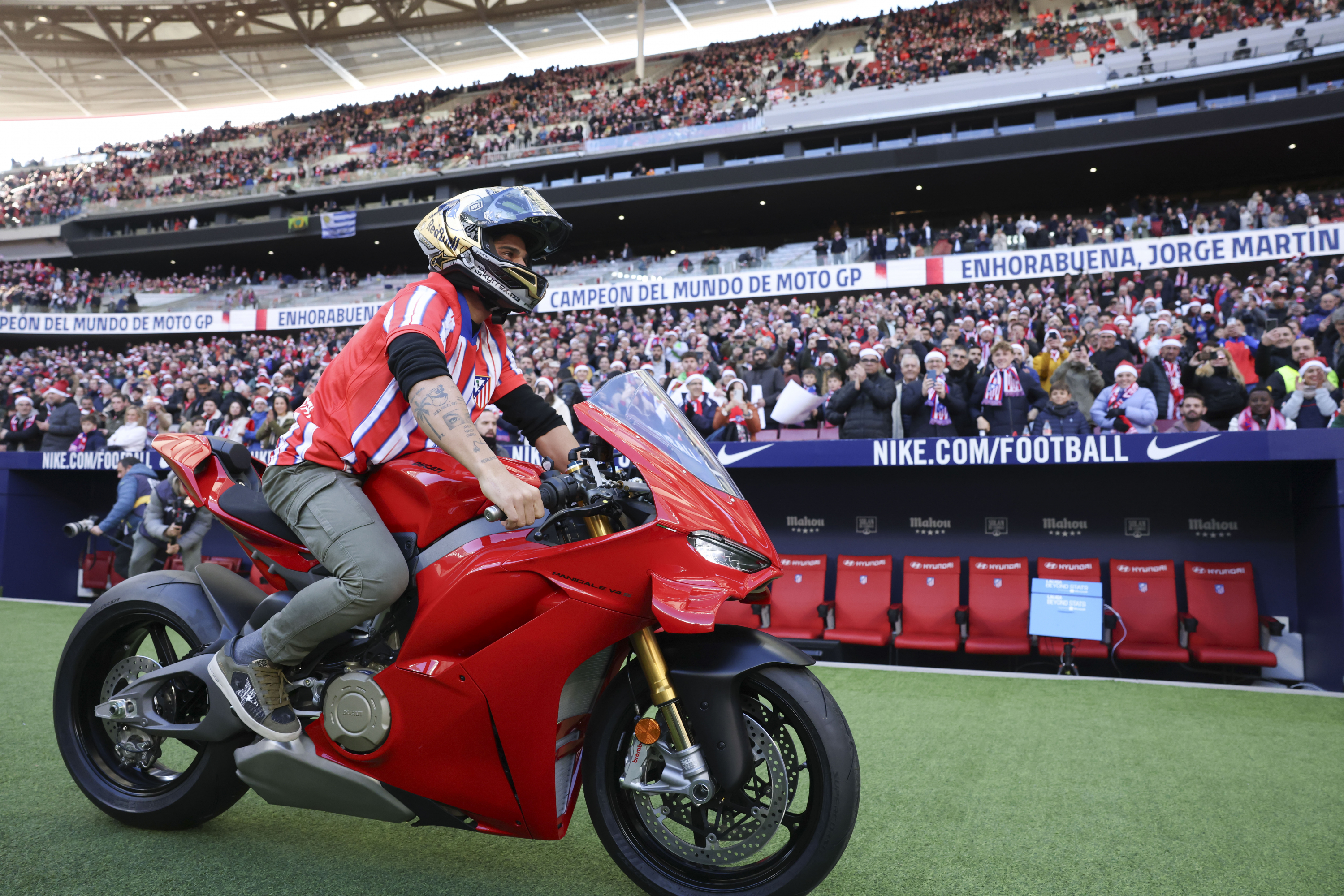 Jorge Martín llegando al Metropolitano en moto