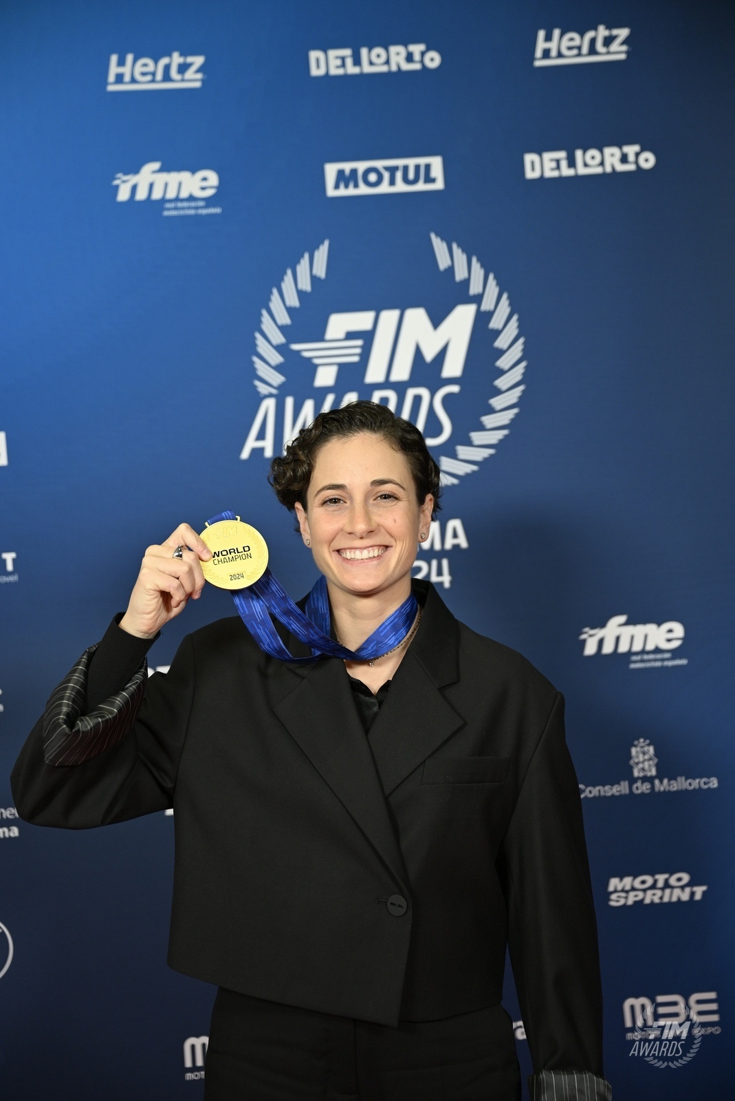 Ana Carrasco, con su medalla en la Gala FIM en Palma.