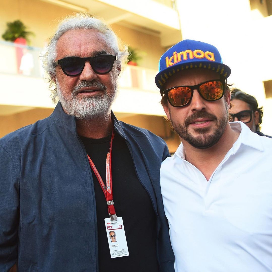 Flavio Briatore posando con Fernando Alonso en el paddock