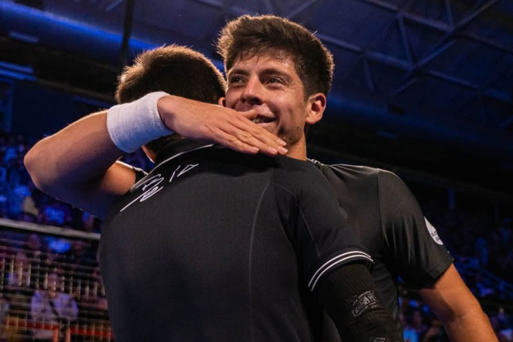 Tello abraza a Bela.