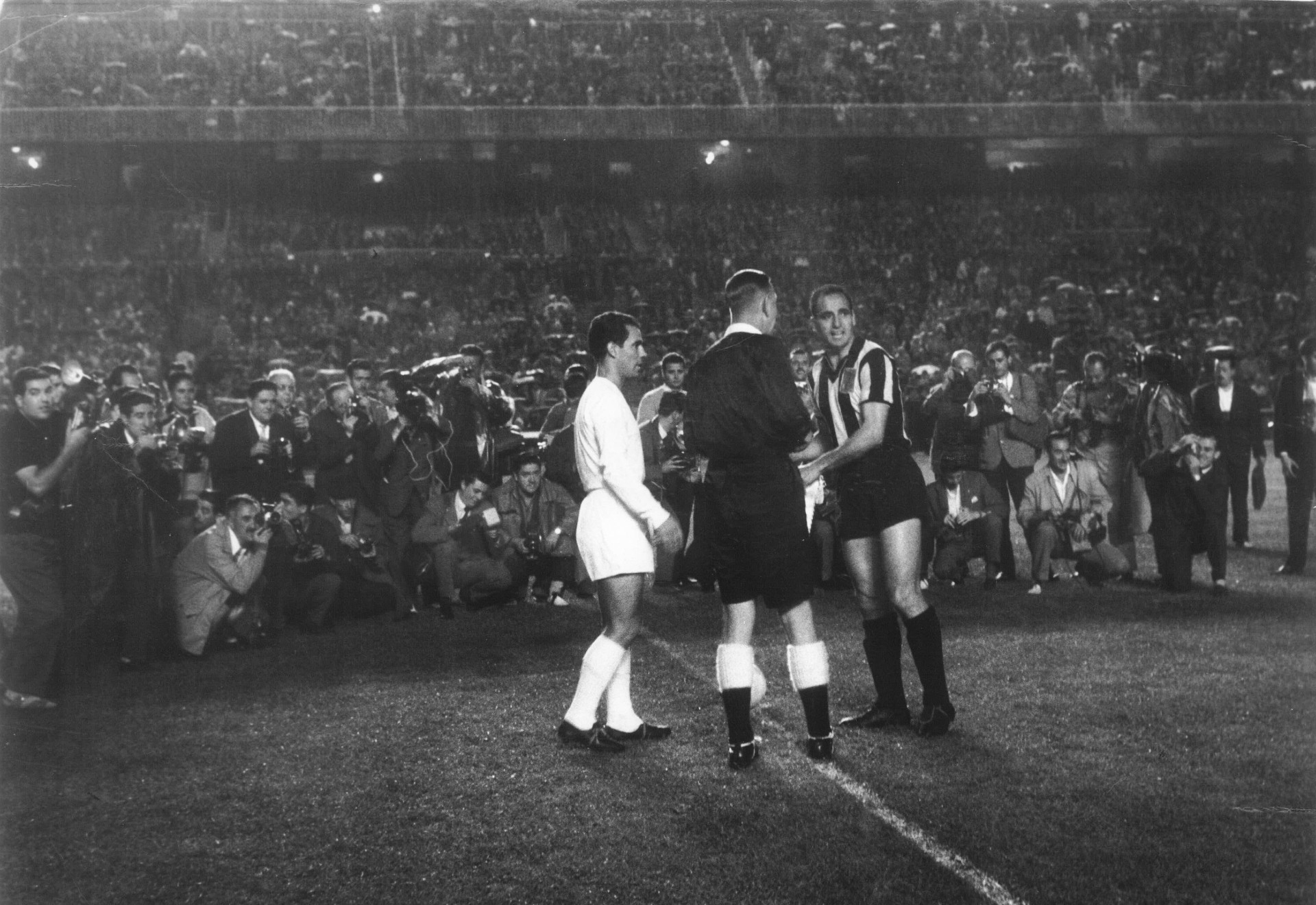 Saludos entre capitanes de Madrid y Peñarol (1960)