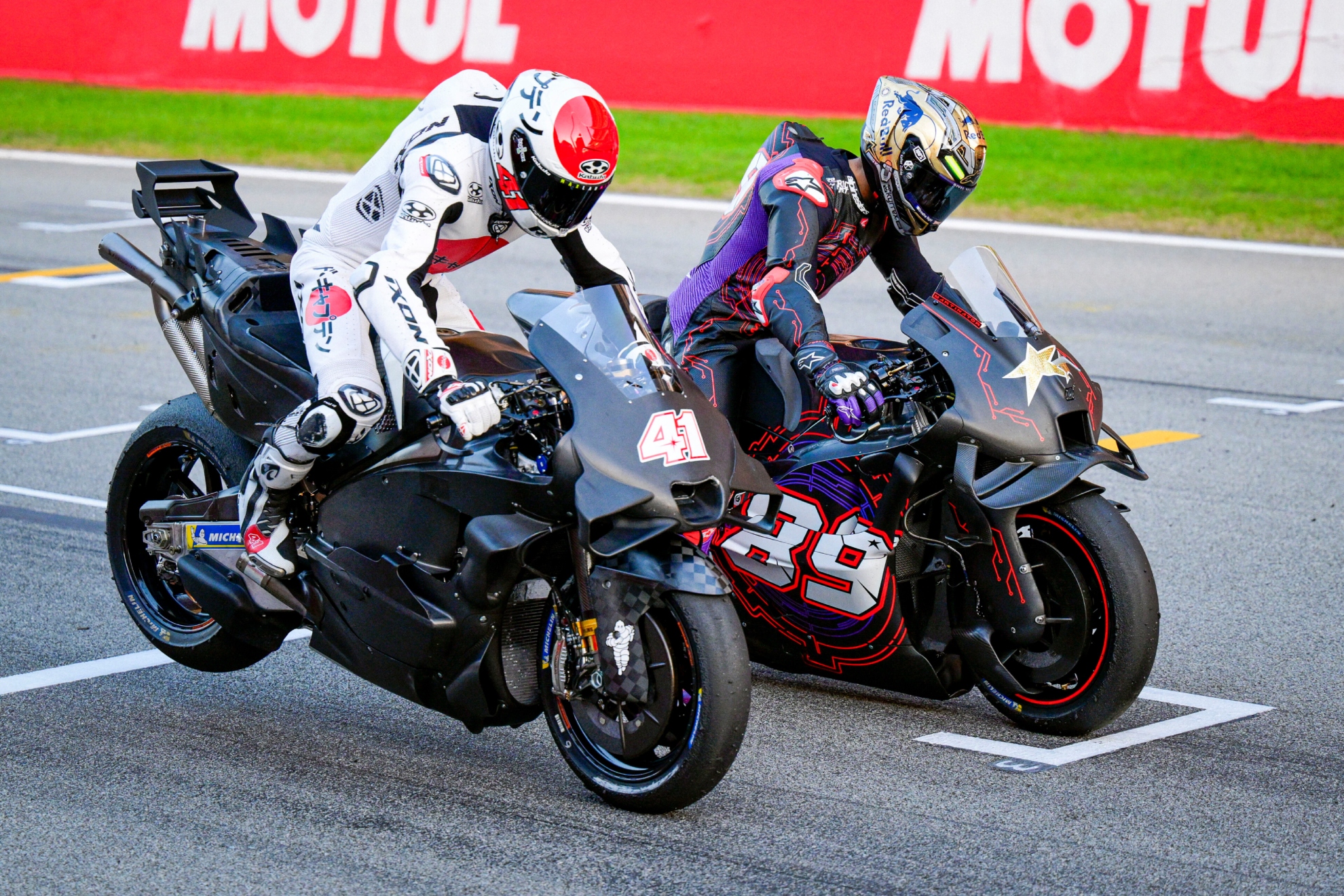 Aleix Espargaró, con la Honda, y Jorge Martín, con la Aprilia, en el test.