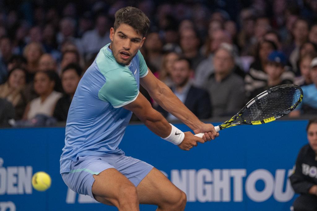 El tenista español Carlos Alcaraz devuelve la pelota