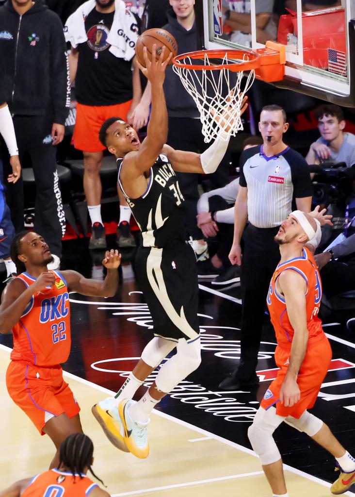 Las Vegas (United States), 18/12/2024.- Milwaukee Bucks forward Giannis Antetokounmpo lays up the ball during the second half of the NBA Cup in-season tournament final against the Oklahoma City Thunder in Las Vegas, Nevada, USA, 17 December 2024. (Baloncesto) EFE/EPA/RONDA CHURCHILL SHUTTERSTOCK OUT
