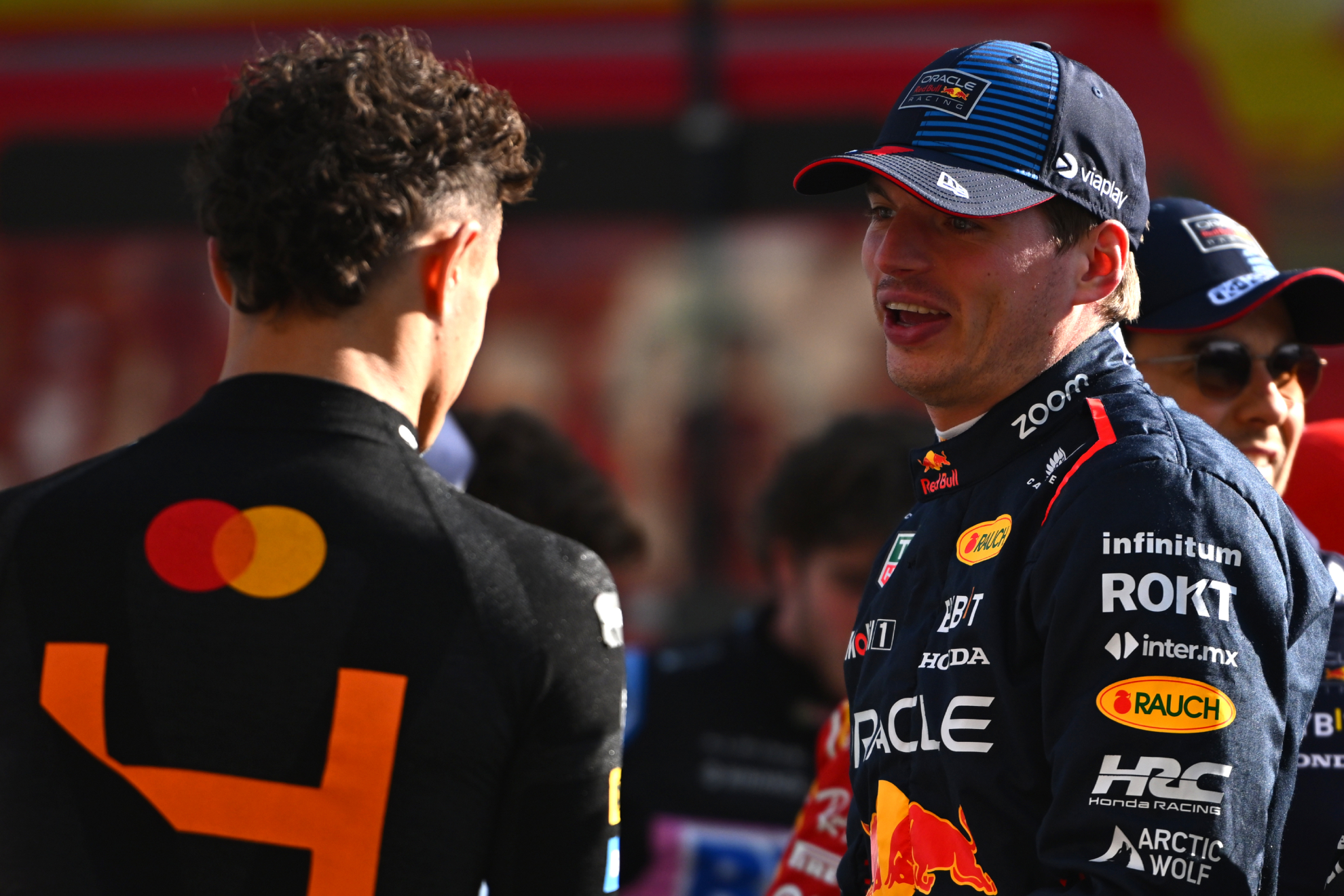 Max Verstappen hablando con Lando Norris en Abu Dhabi