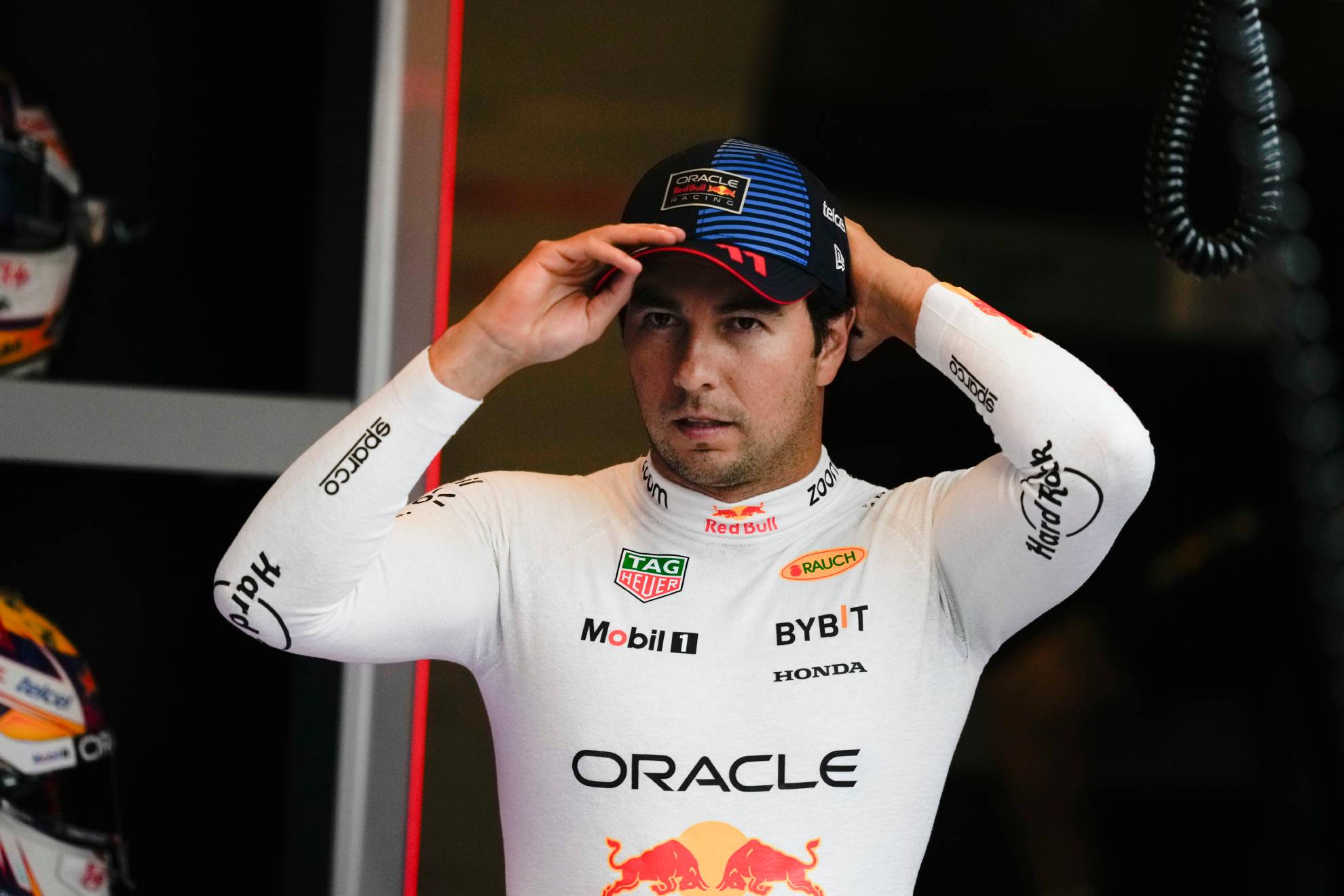 Checo Pérez seguirá en activo en 2025.