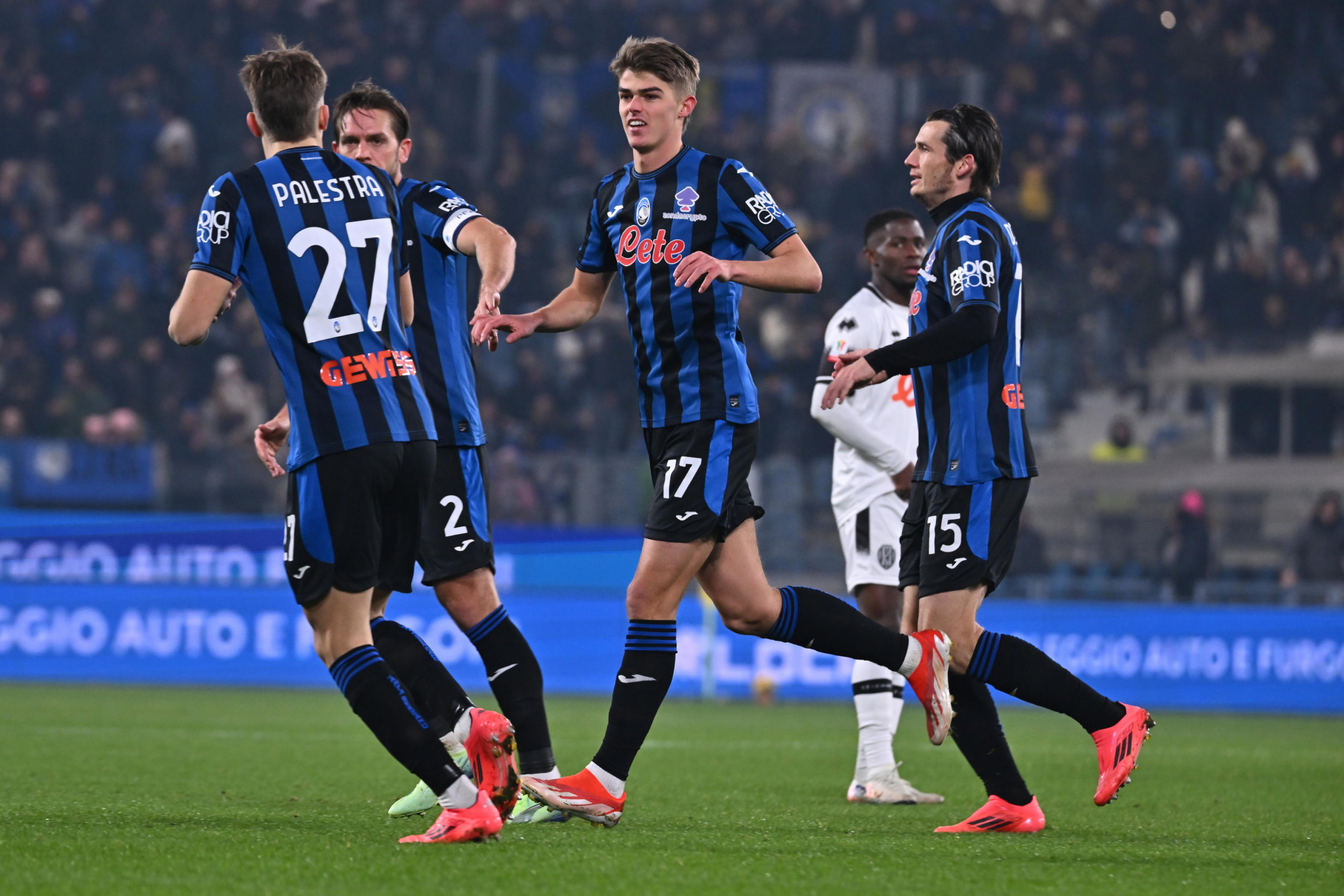 I giocatori dell'Atalanta esultano per un gol di De Ketelaere.