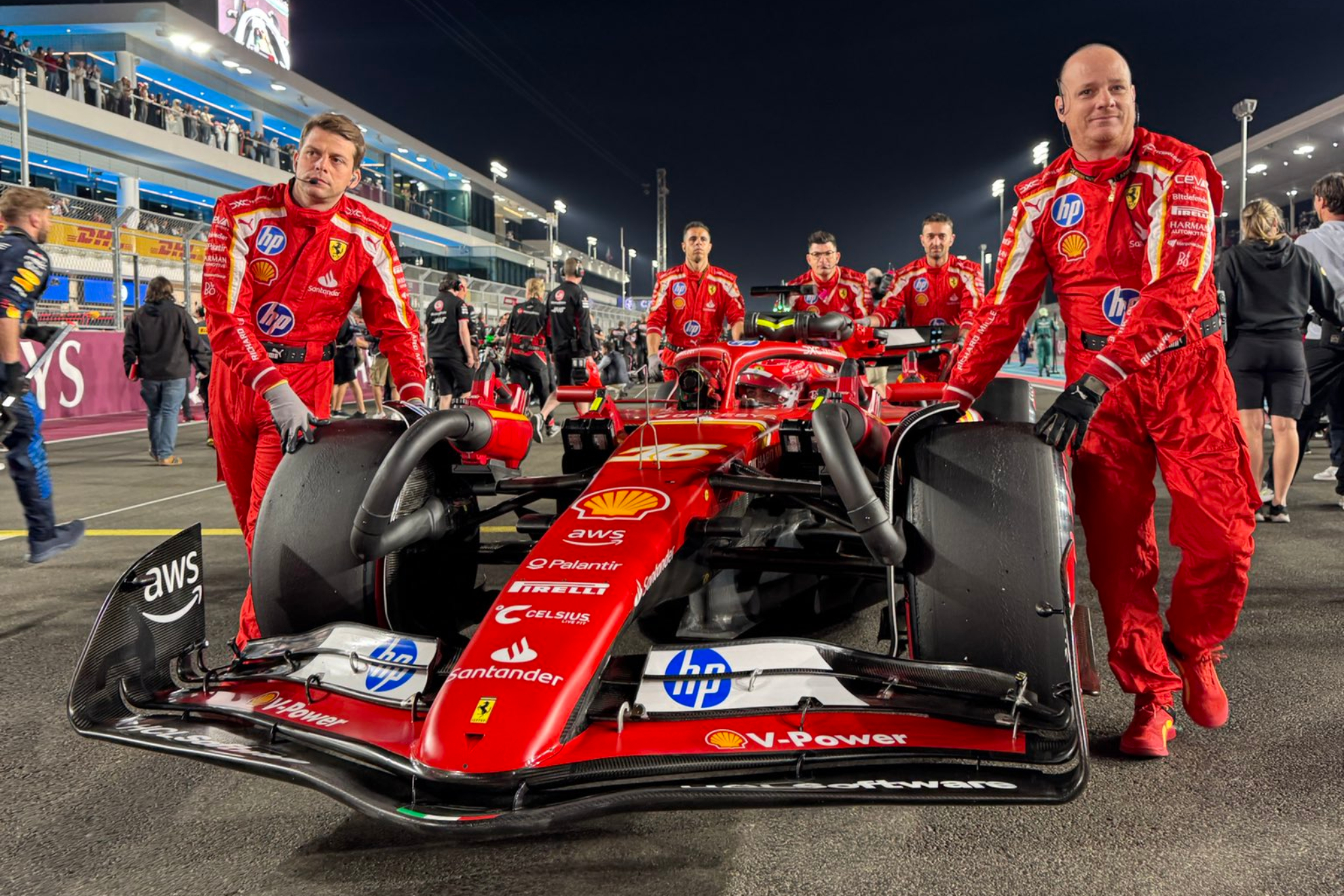 Los mecánicos de Ferrari, con el coche de Charles Leclerc en Abu Dhabi