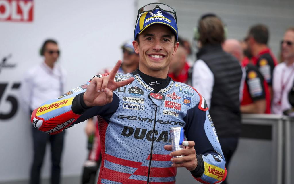 Marc Márquez, con una lata de Red Bull.