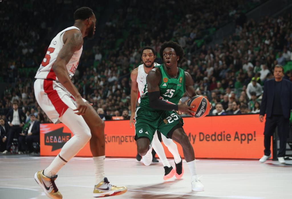 Kendrick Nunn se dispone a encarar el aro del Baskonia en presencia de Devon Hall.