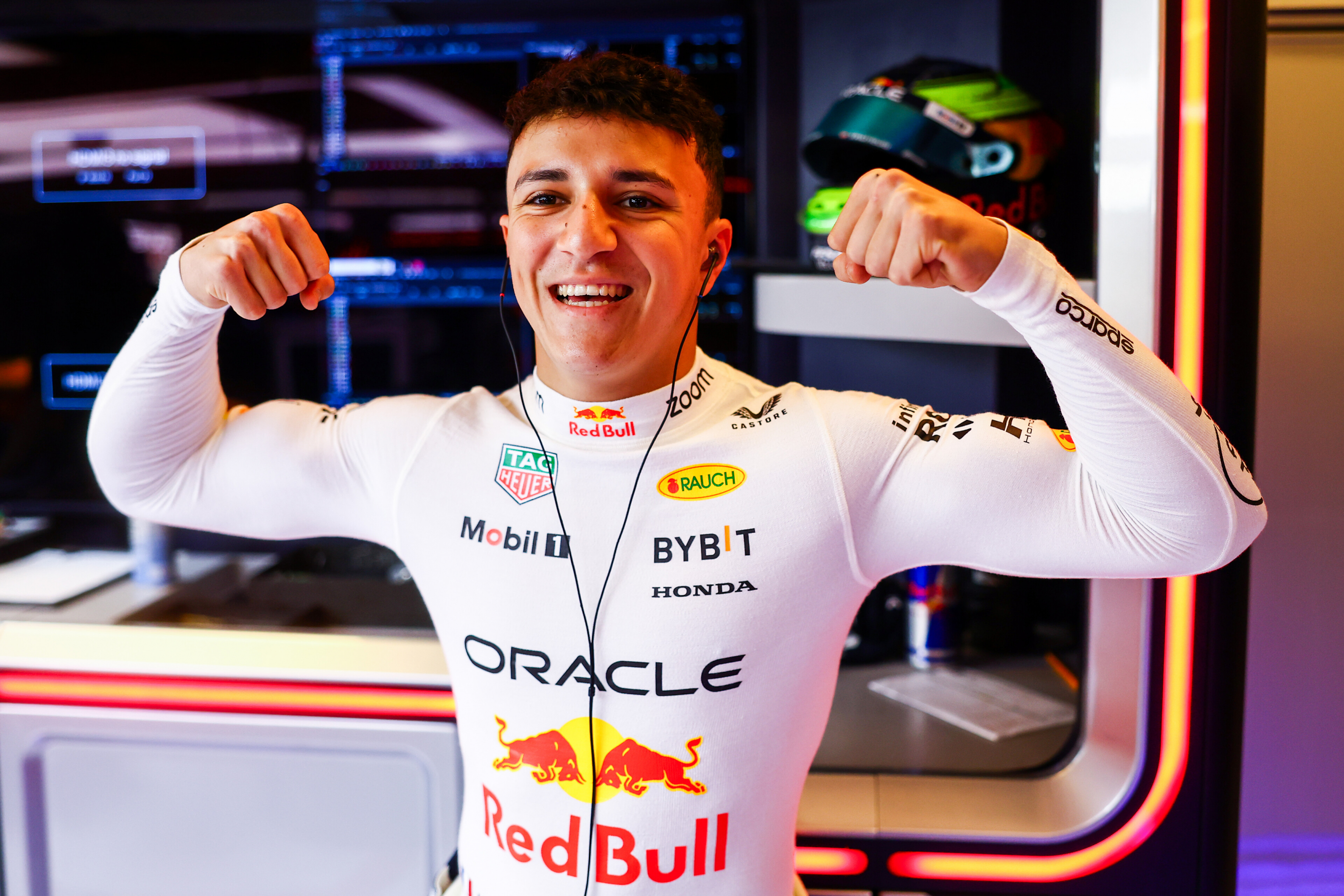 Isack Hadjar en el box de Red Bull