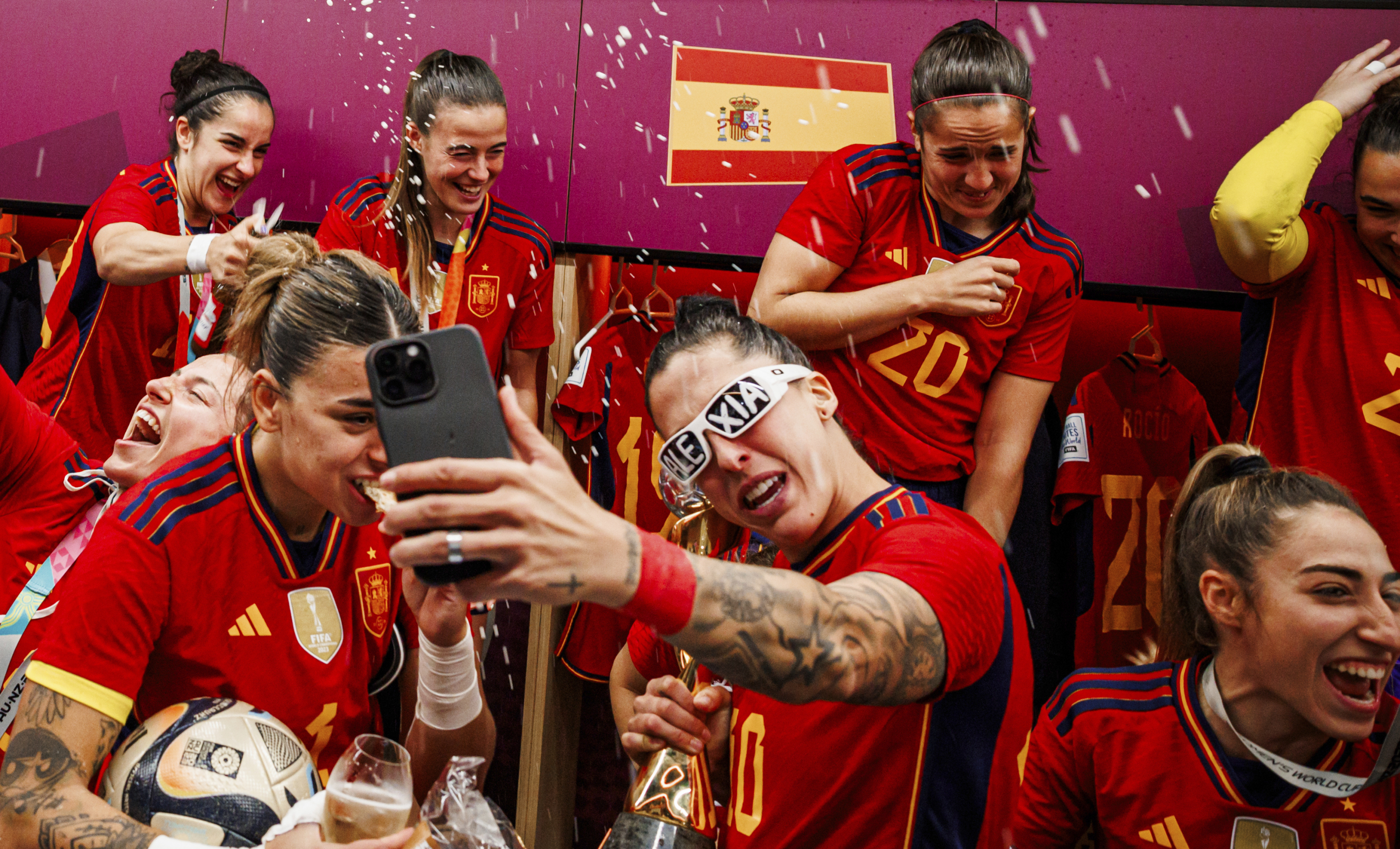 Las jugadoras de la selección española celebran el Mundial de 2023 en el vestuario