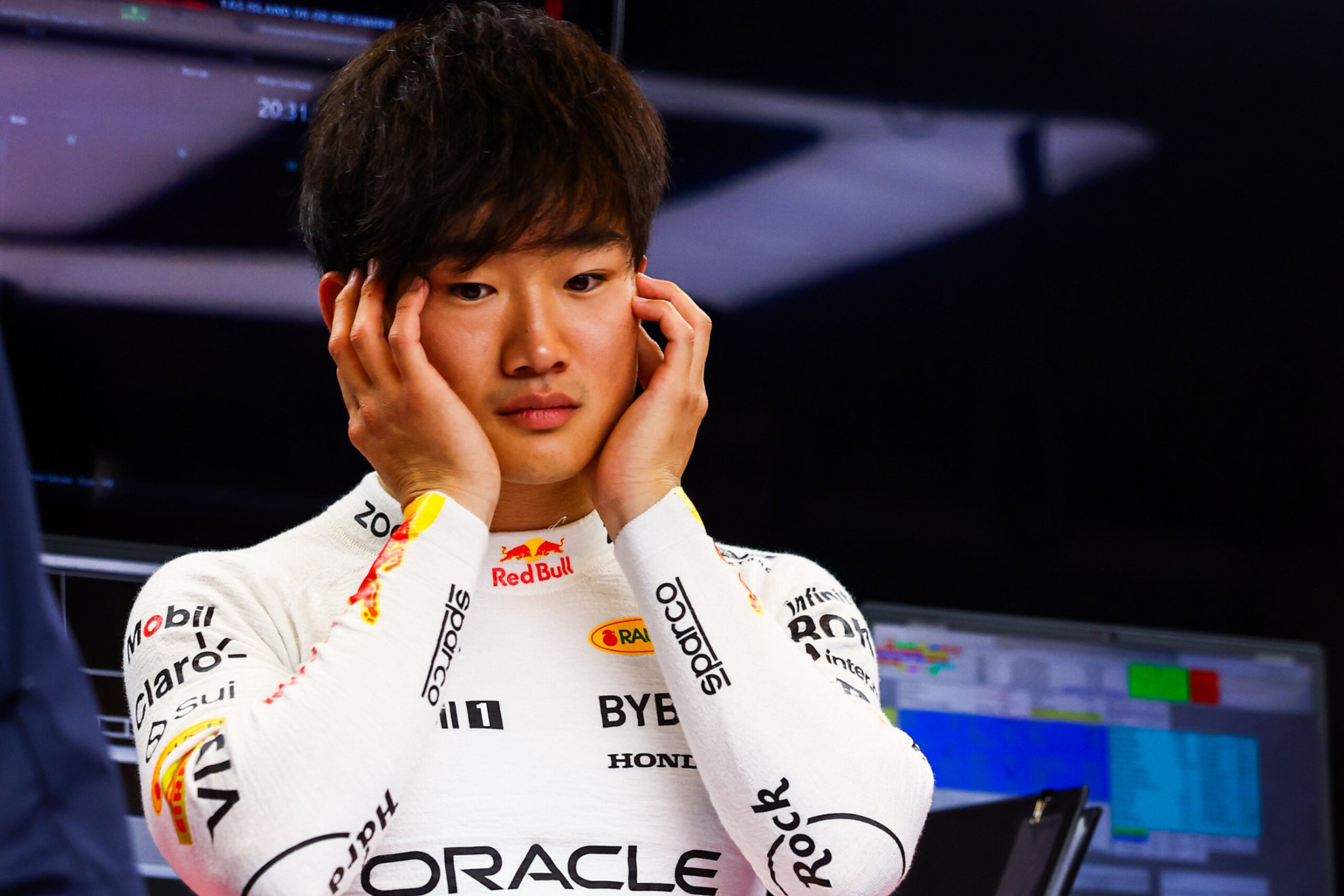 Yuki Tsunoda, en el garaje de Red Bull