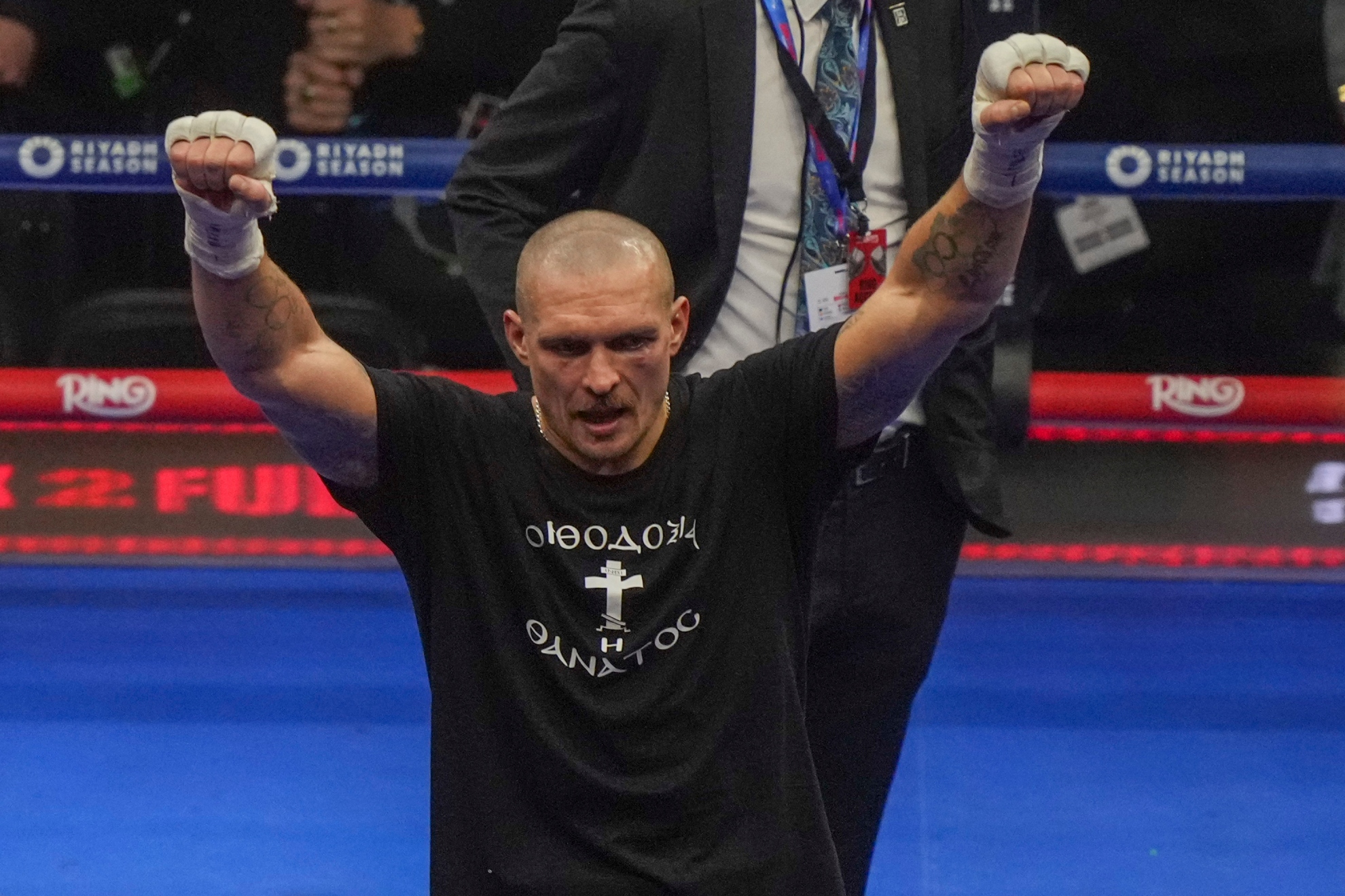 Oleksandr Usyk celebrates his second victory against Fury.