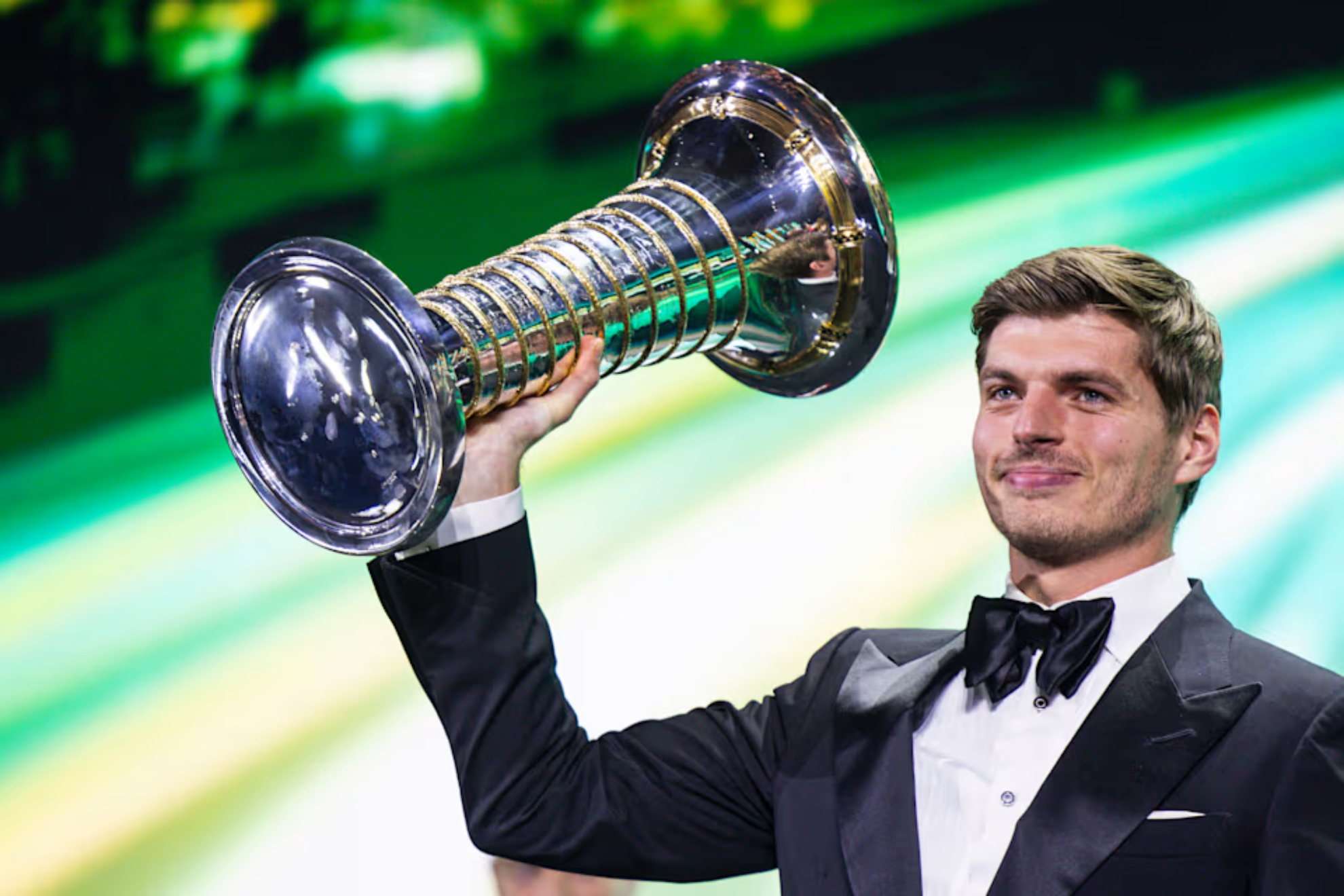 Max Verstappen posando con su cuarto Mundial