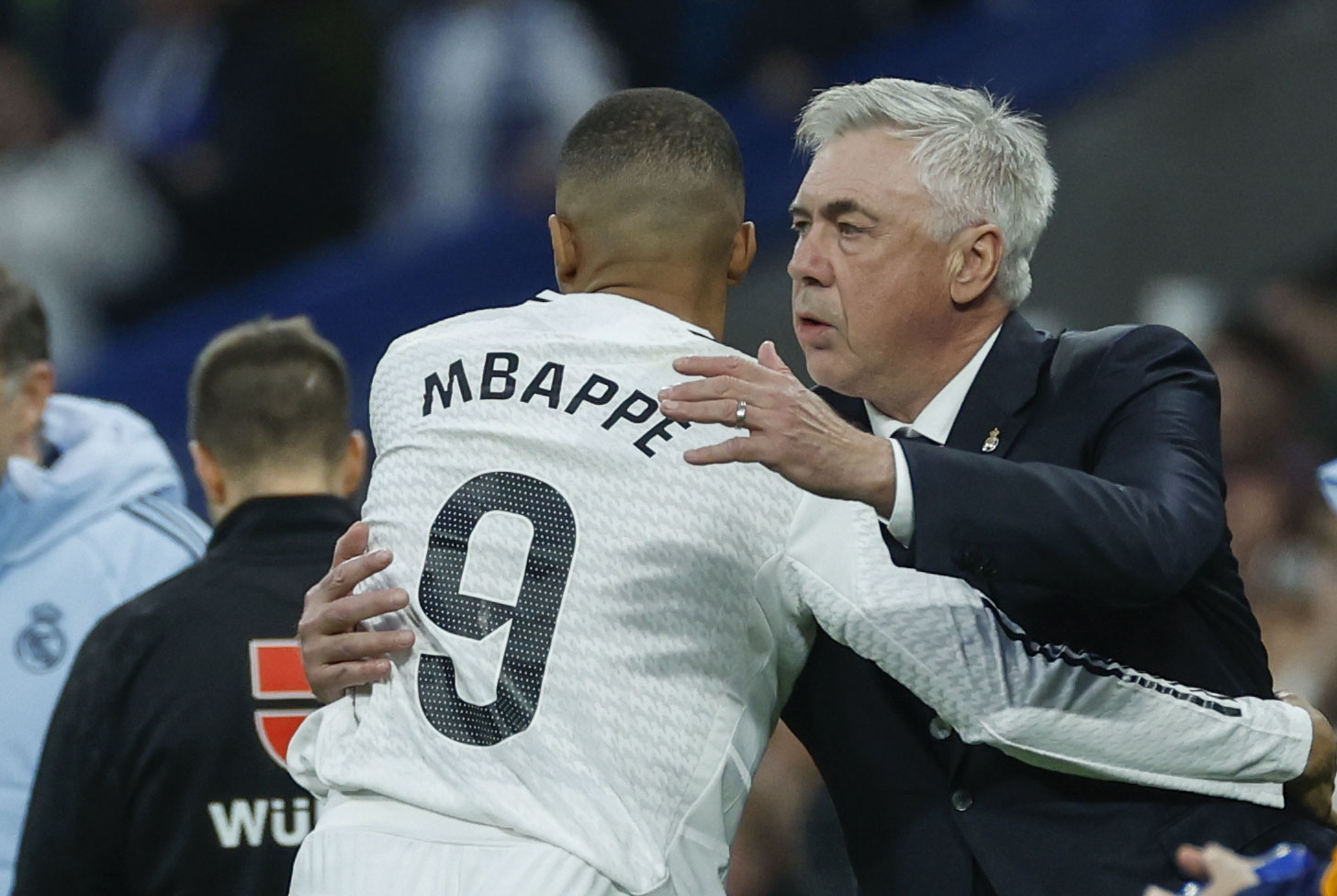 Abrazo between Mbappé and Ancelotti