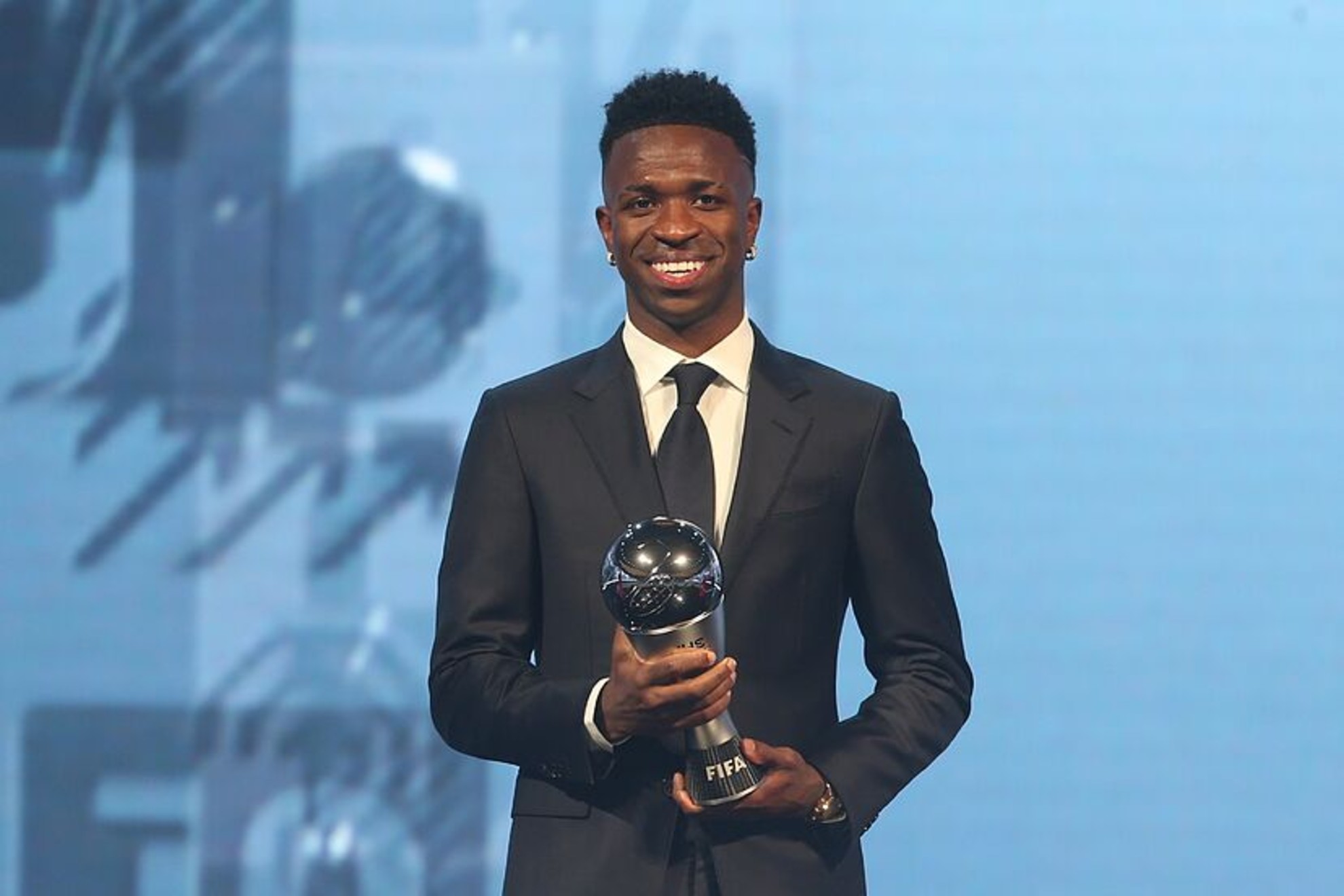 Vinicius con el premio 'The Best'