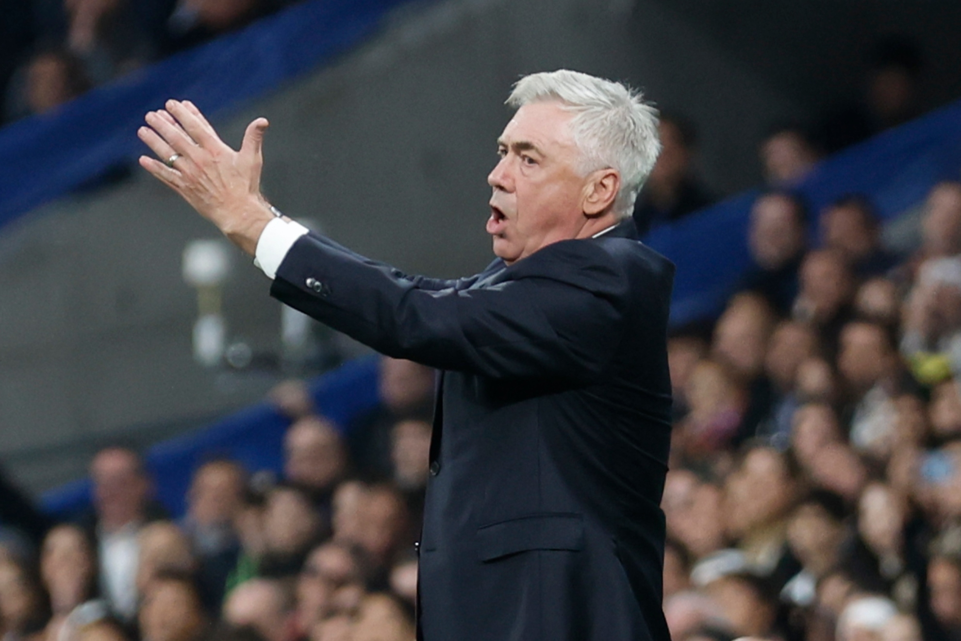 Ancelotti, giving instructions to his players during the match against Sevilla.