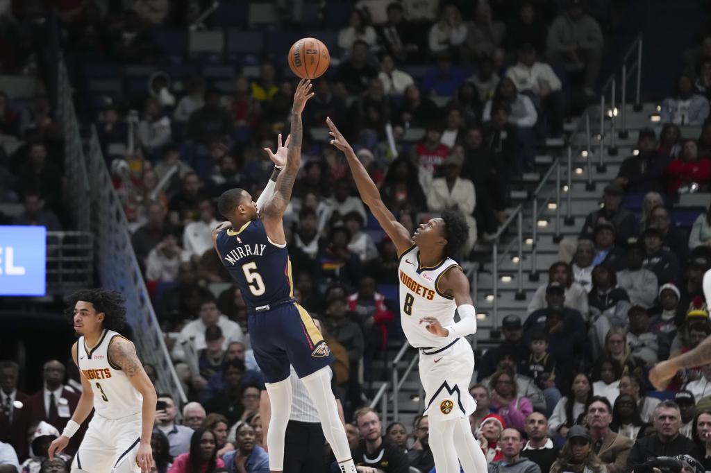 Dejounte Murray lanza delante de Peyton Watson.