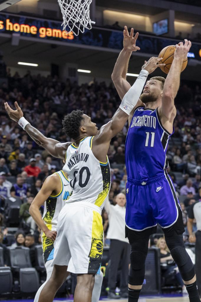 Sabonis lanza ante Mathurin.