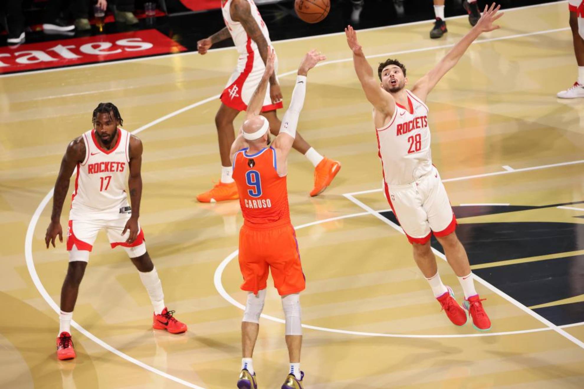 Caruso intenta recuperar un balón ante los Rocketws tirándose al parquet.