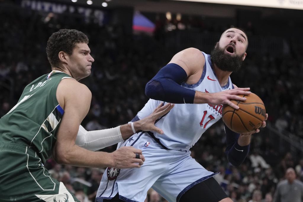 Jonas Valanciunas intenta fintar un tiro defendido por Brook Lopez en un Wizards-Bucks.