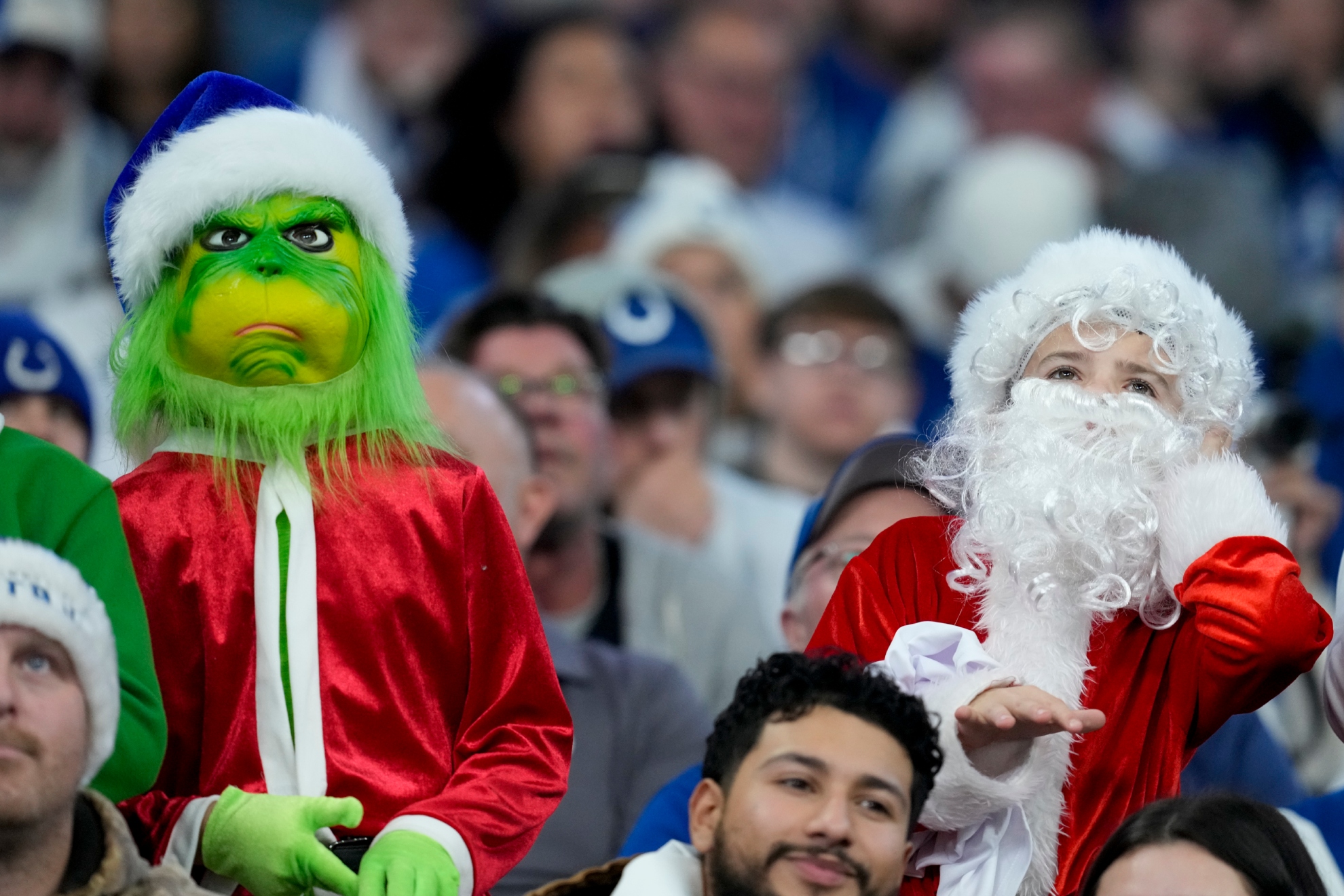 El Grinch y Santa Claus, compartiendo grada.