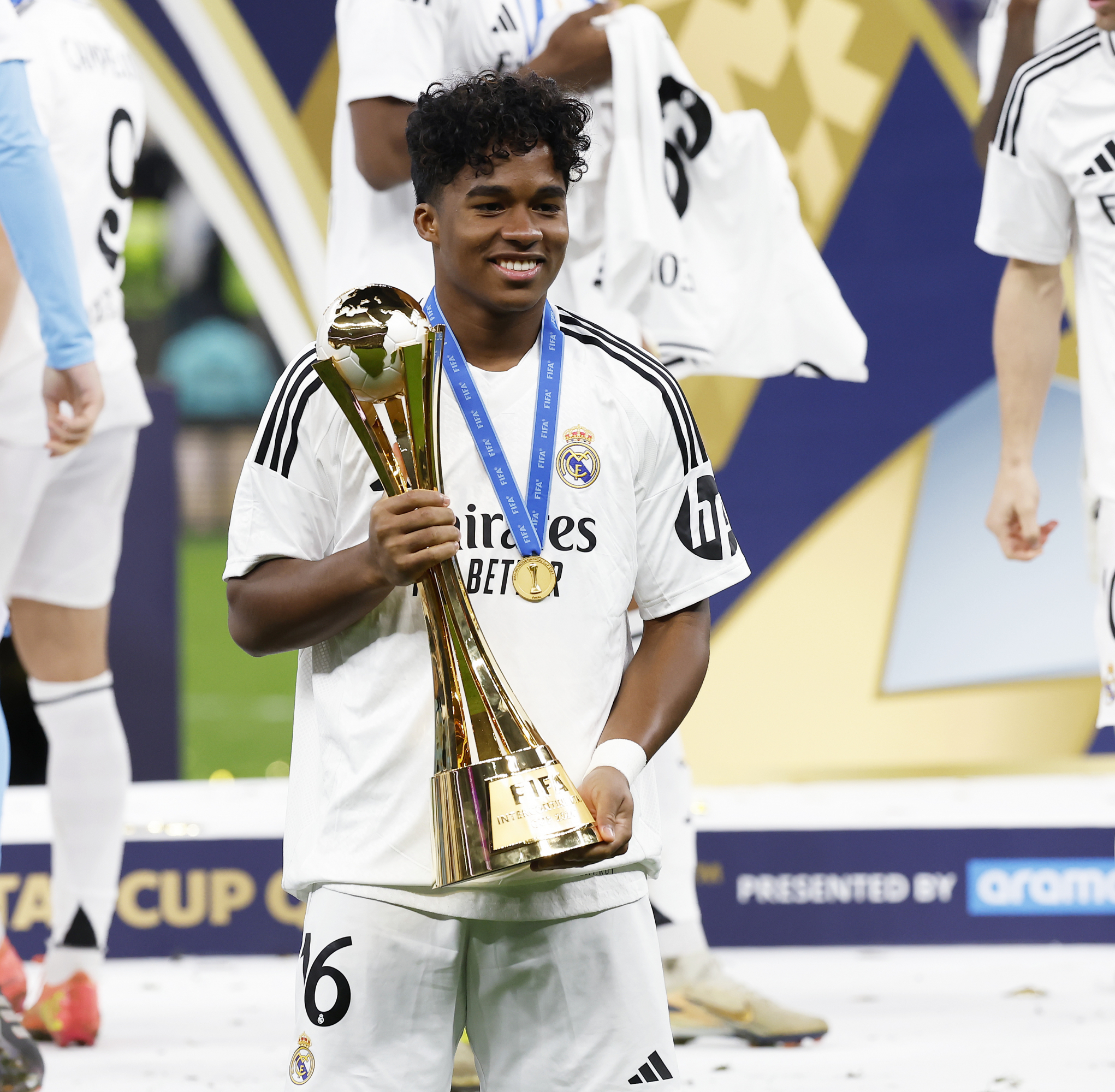 Endrick, con el trofeo de la Intercontinental que el Real Madrid ganó en Doha ante Pachuca