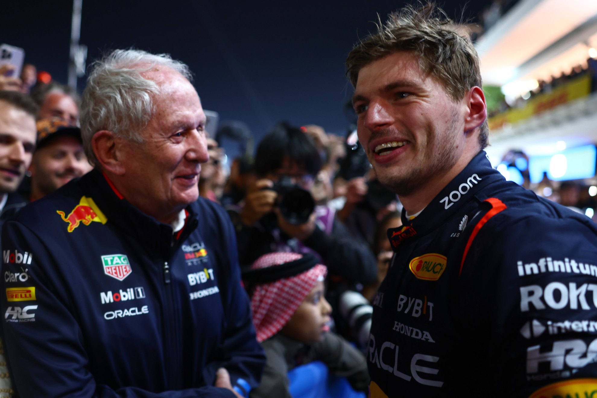 Max Verstappen charlando con Helmut Marko en Qatar