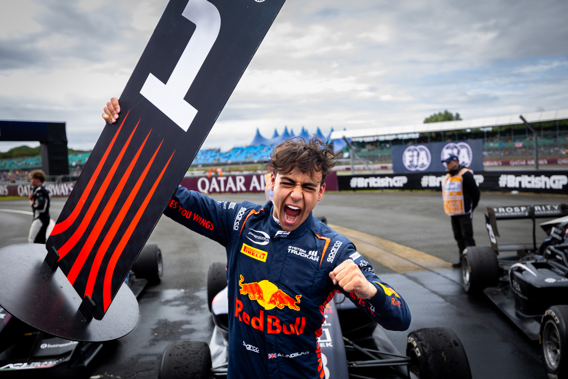 Arvid Lindblad celebrando una victoria en F3