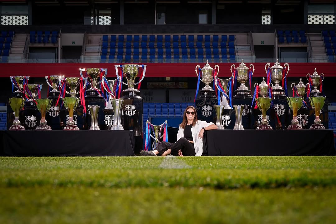 Mariona Caldentey posa con todos los títulos logrados con el Barcelona