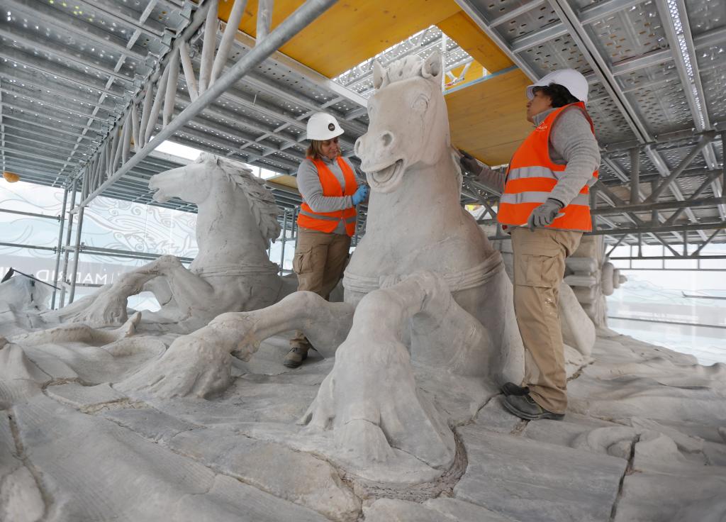 Operarios trabajando en la escultura de Neptuno