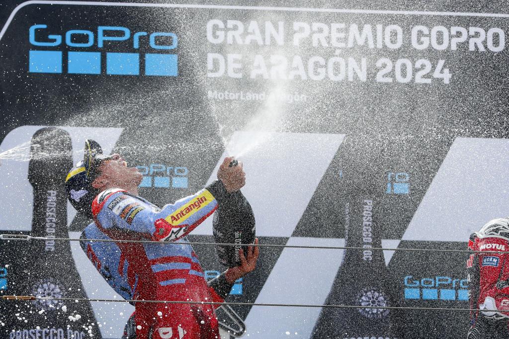 El piloto español de MotoGP Marc Márquez celebra su victoria en el Gran Premio de Aragón de 2024.