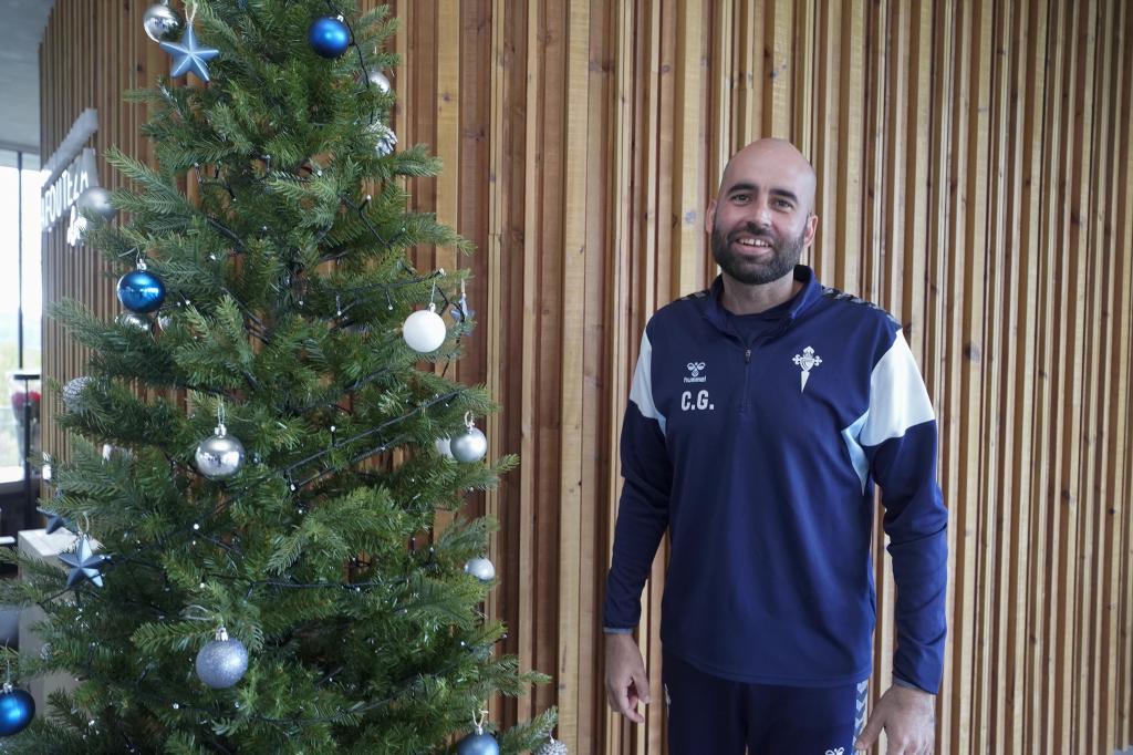 Claudio Giráldez posa junto a un árbol de Navidad tras la entrevista en MARCA