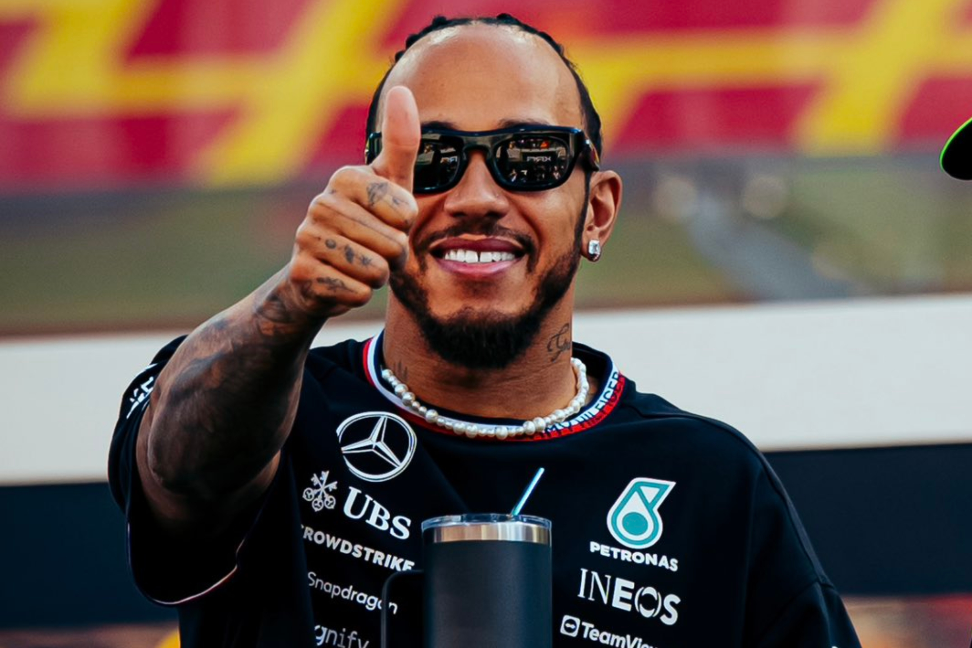 Lewis Hamilton, con el pulgar arriba